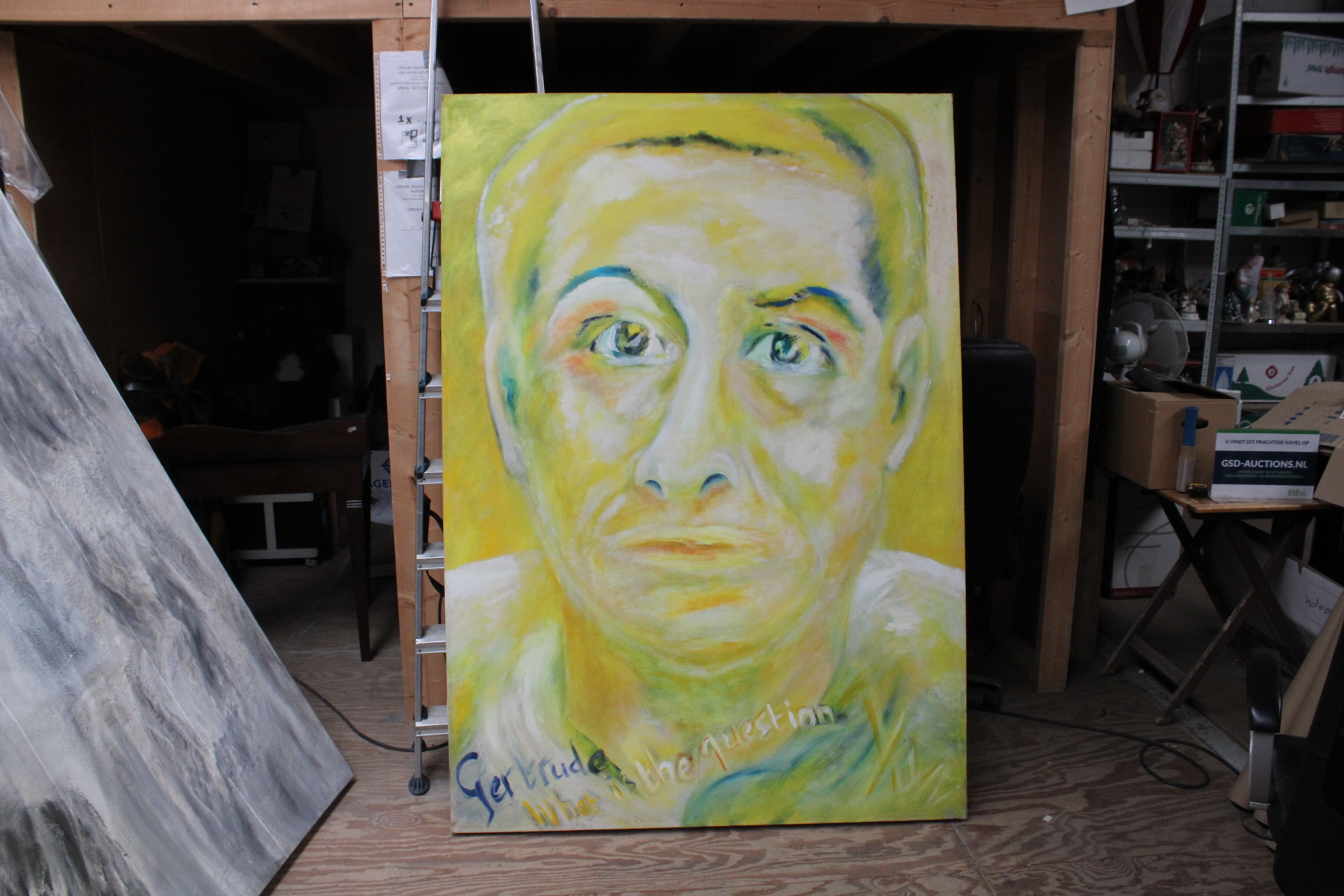 Schilderij groot gezicht met tekst 'What's the question' – foto 2 – kavel bij GSD Auctions, Zoeterwoude