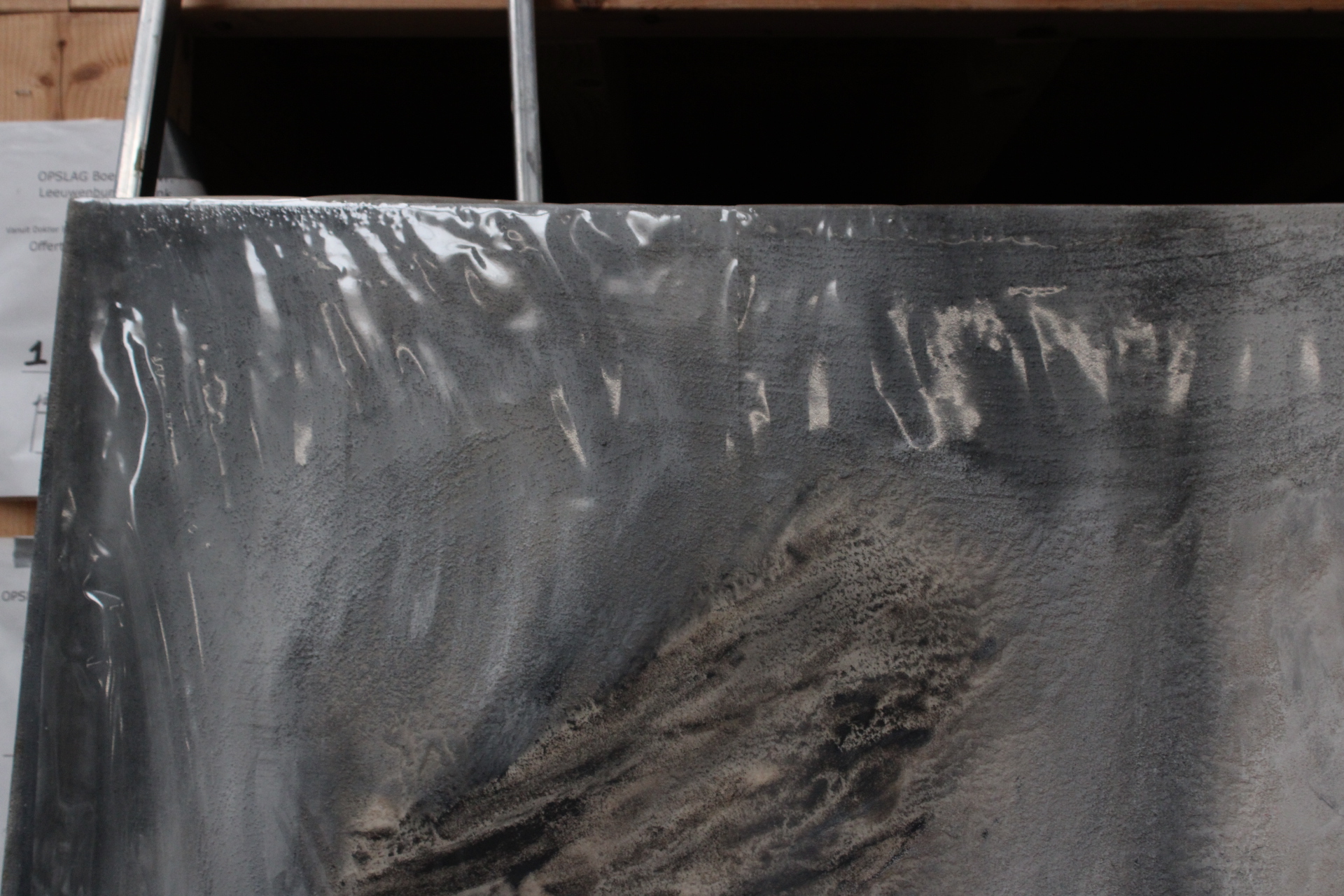 Abstract grijs-wit schilderij – foto 3 – kavel bij GSD Auctions, Zoeterwoude