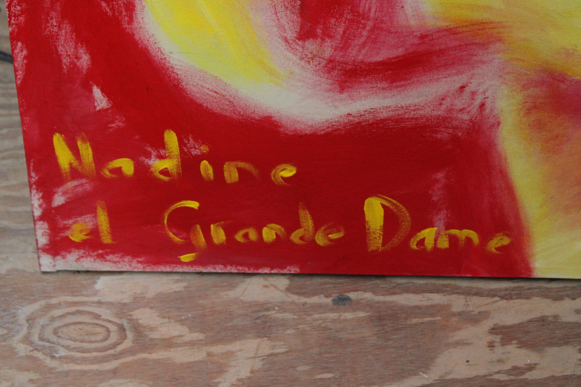 Abstract portretschilderij van vrouw in geel en rood – foto 4 – kavel bij GSD Auctions, Zoeterwoude