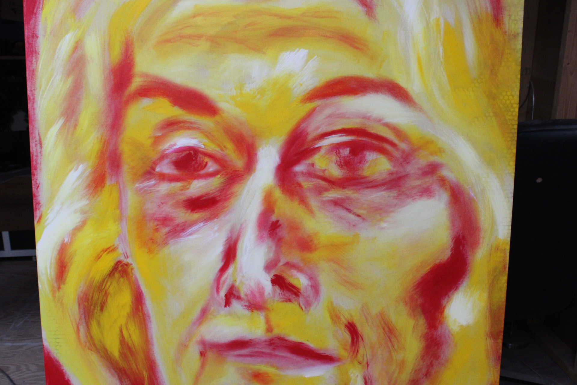 Abstract portretschilderij van vrouw in geel en rood – foto 6 – kavel bij GSD Auctions, Zoeterwoude