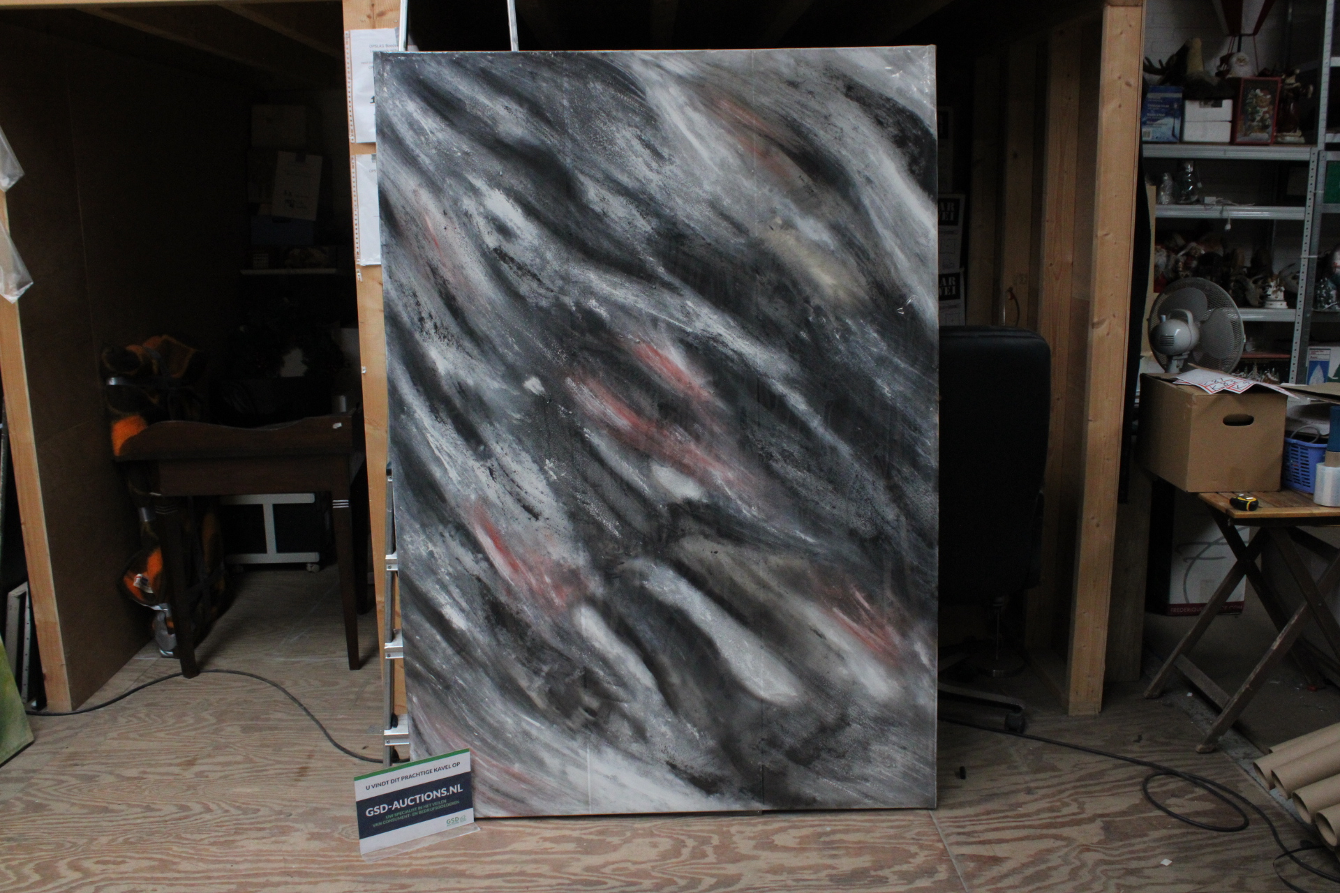Abstract schilderij zwart grijs met rood-witte accenten – kavel bij GSD Auctions, Zoeterwoude