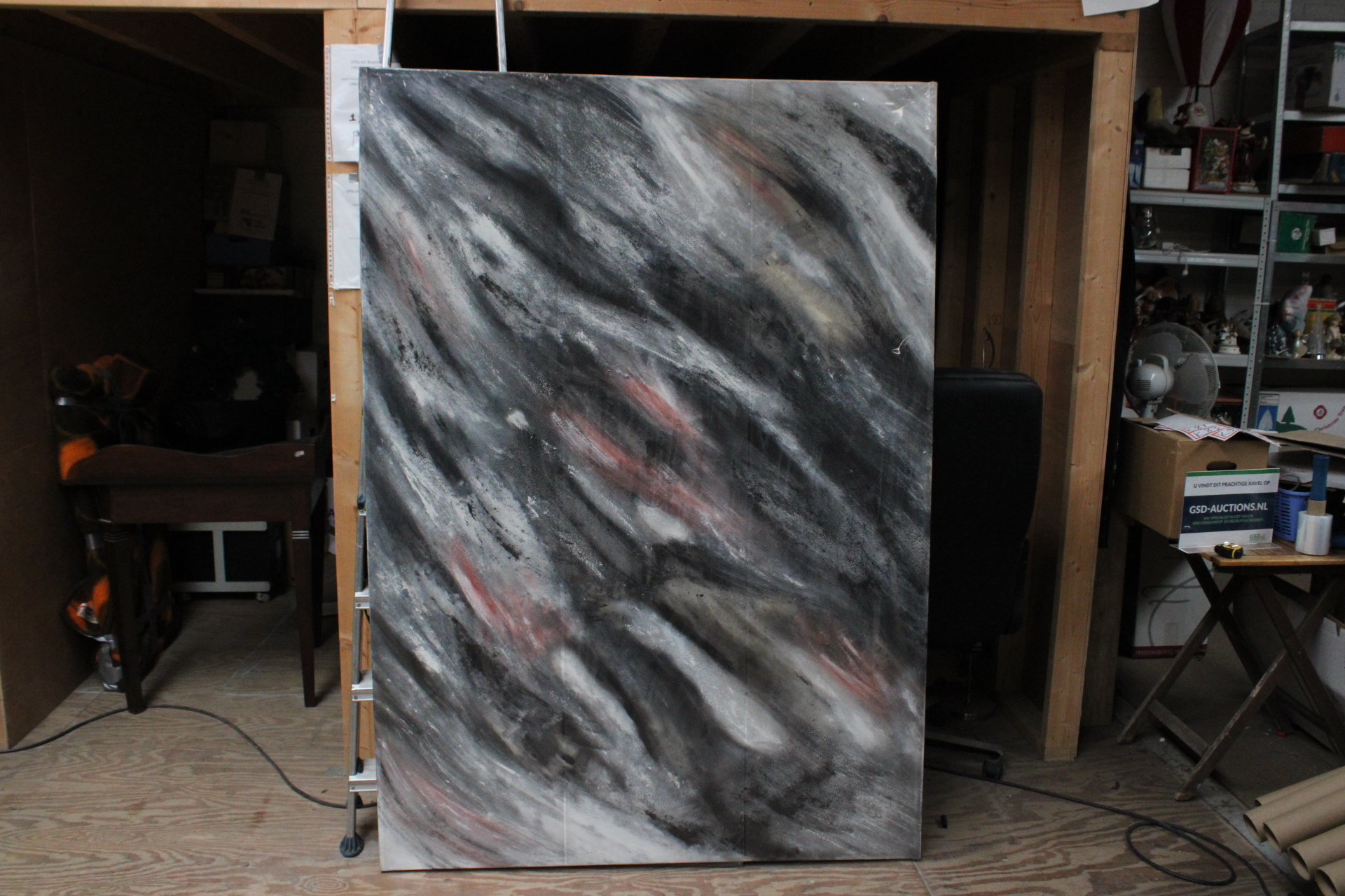 Abstract schilderij zwart grijs met rood-witte accenten – foto 2 – kavel bij GSD Auctions, Zoeterwoude