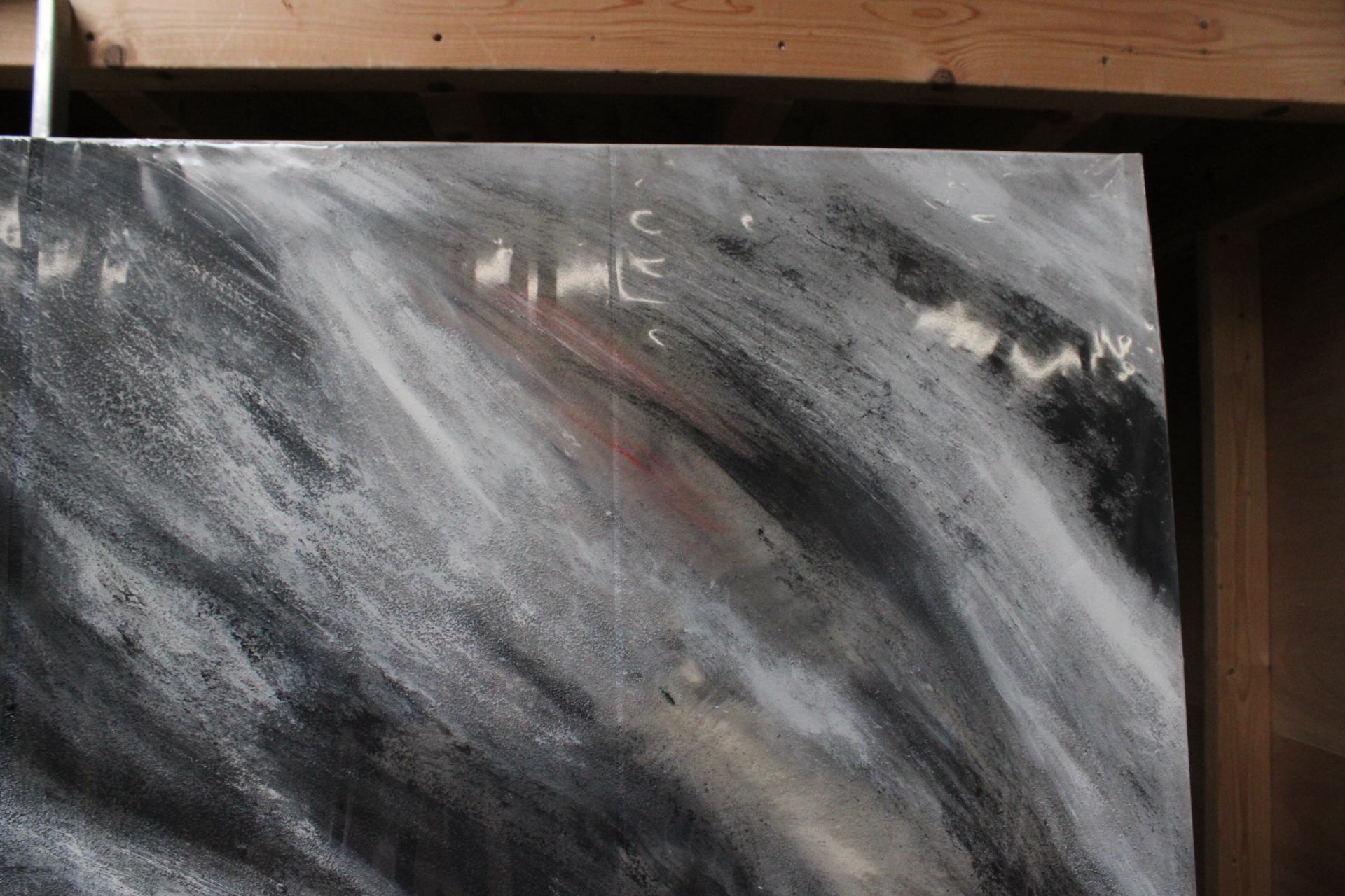 Abstract schilderij zwart grijs met rood-witte accenten – foto 4 – kavel bij GSD Auctions, Zoeterwoude