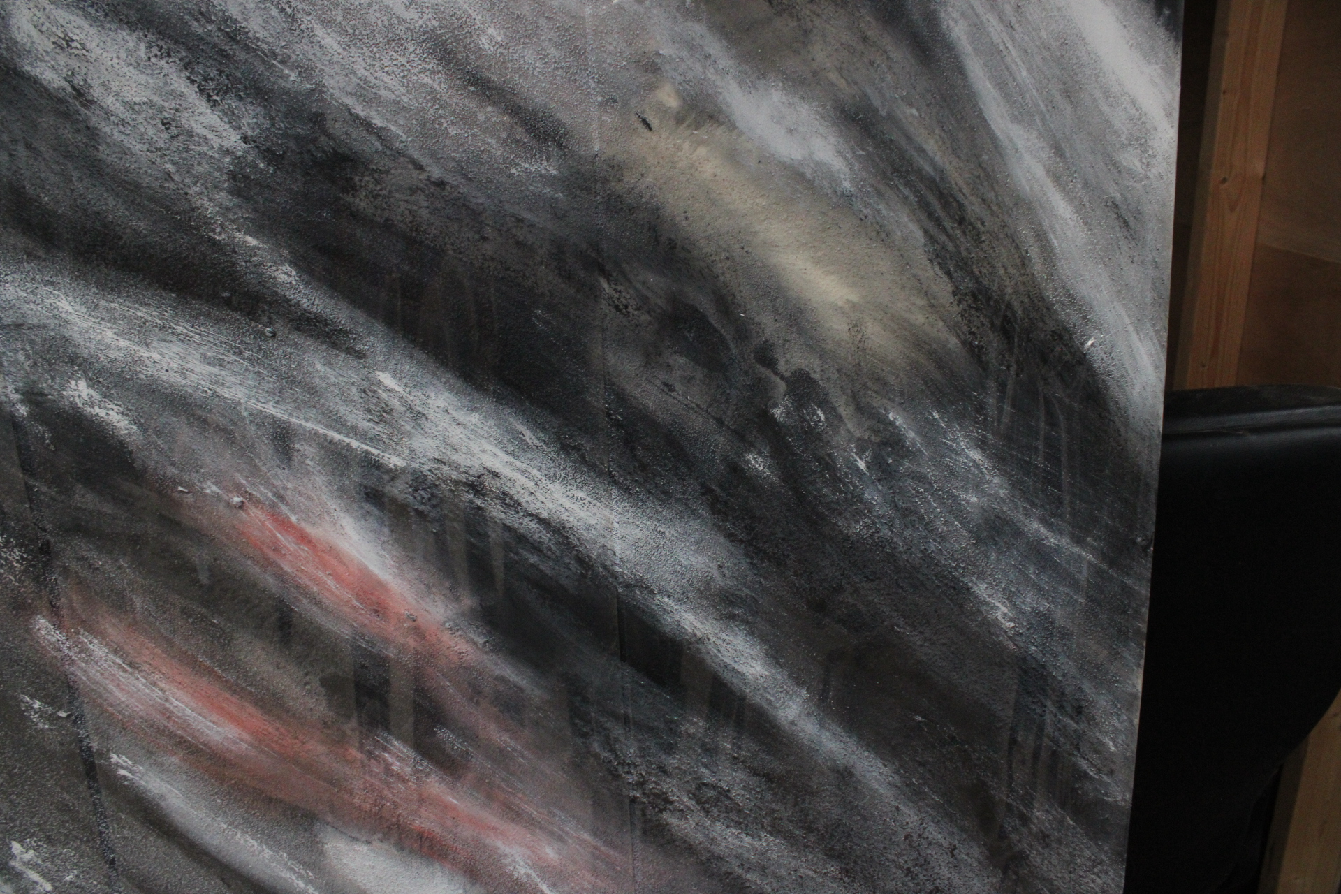 Abstract schilderij zwart grijs met rood-witte accenten – foto 5 – kavel bij GSD Auctions, Zoeterwoude