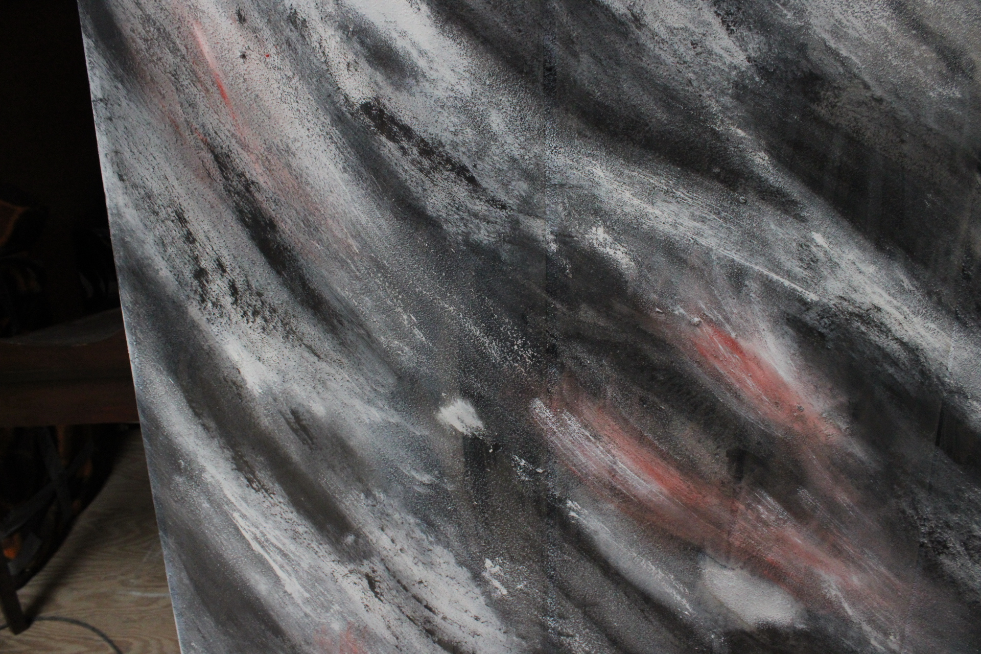 Abstract schilderij zwart grijs met rood-witte accenten – foto 6 – kavel bij GSD Auctions, Zoeterwoude