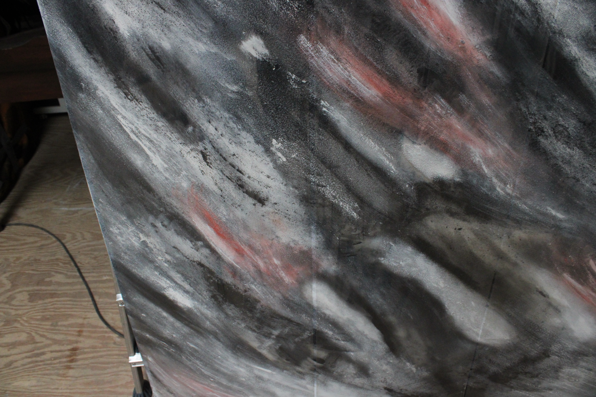 Abstract schilderij zwart grijs met rood-witte accenten – foto 7 – kavel bij GSD Auctions, Zoeterwoude