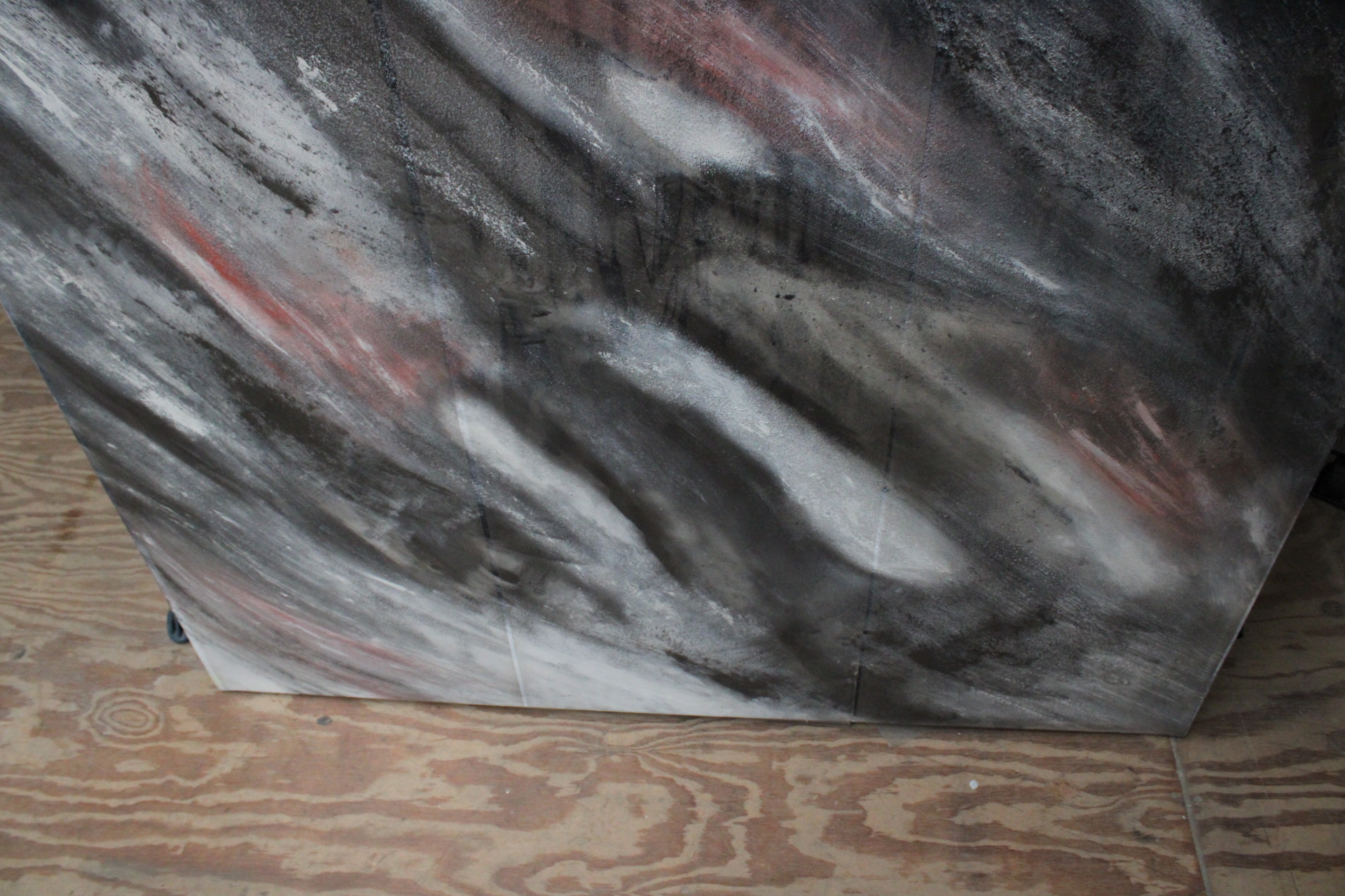 Abstract schilderij zwart grijs met rood-witte accenten – foto 9 – kavel bij GSD Auctions, Zoeterwoude
