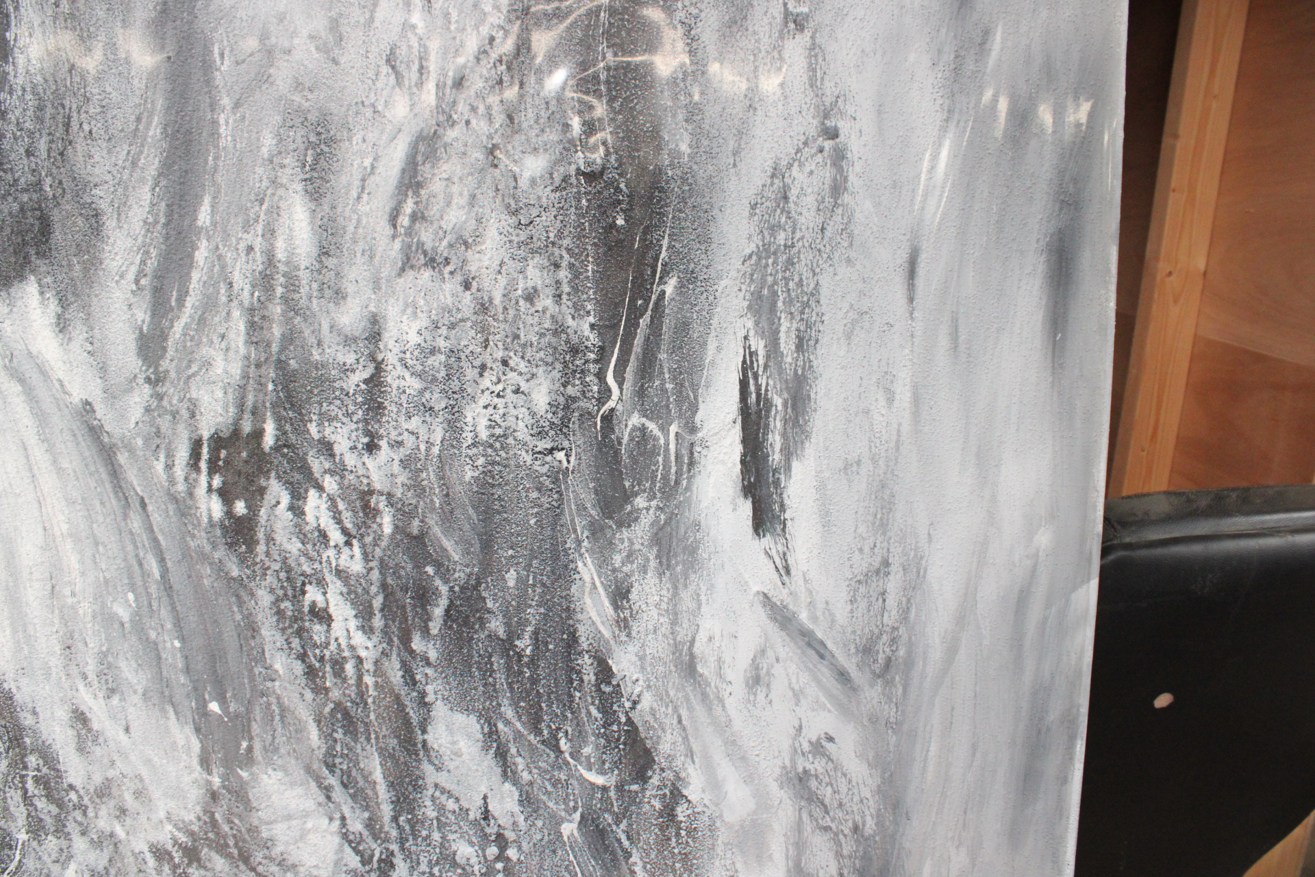 Abstracte grijswitte schilderij op canvas – foto 5 – kavel bij GSD Auctions, Zoeterwoude