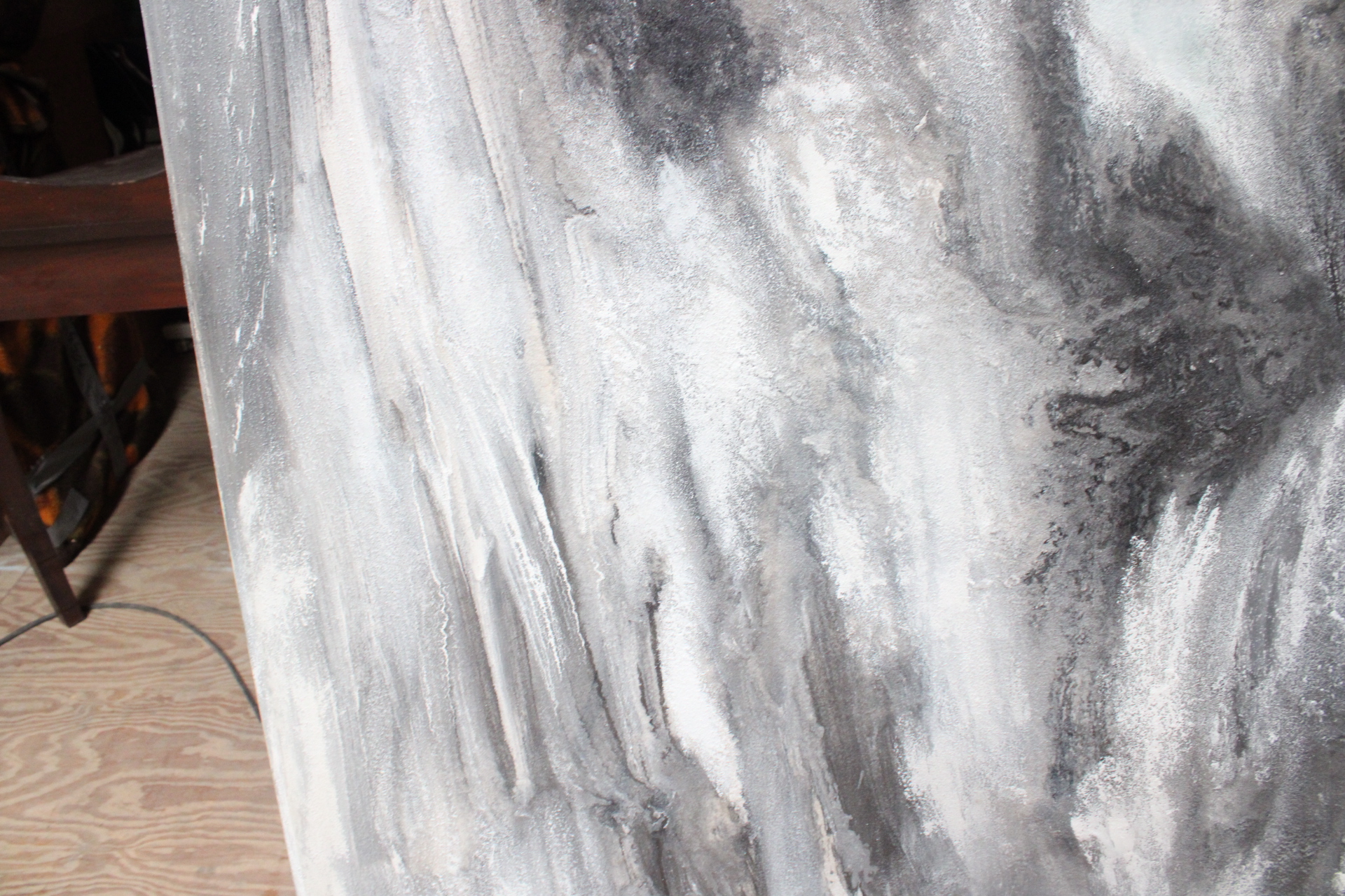 Abstract grijs-wit schilderij – foto 7 – kavel bij GSD Auctions, Zoeterwoude