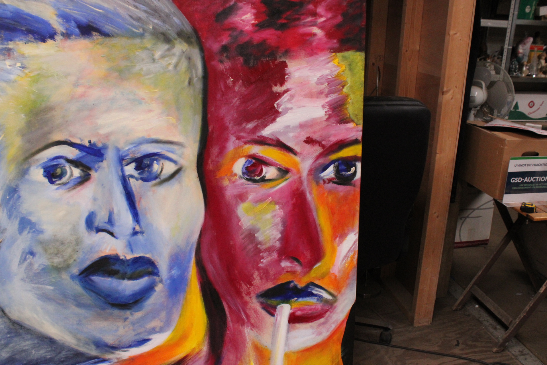 Abstract tweekoppig schilderij met sigaret – foto 5 – kavel bij GSD Auctions, Zoeterwoude