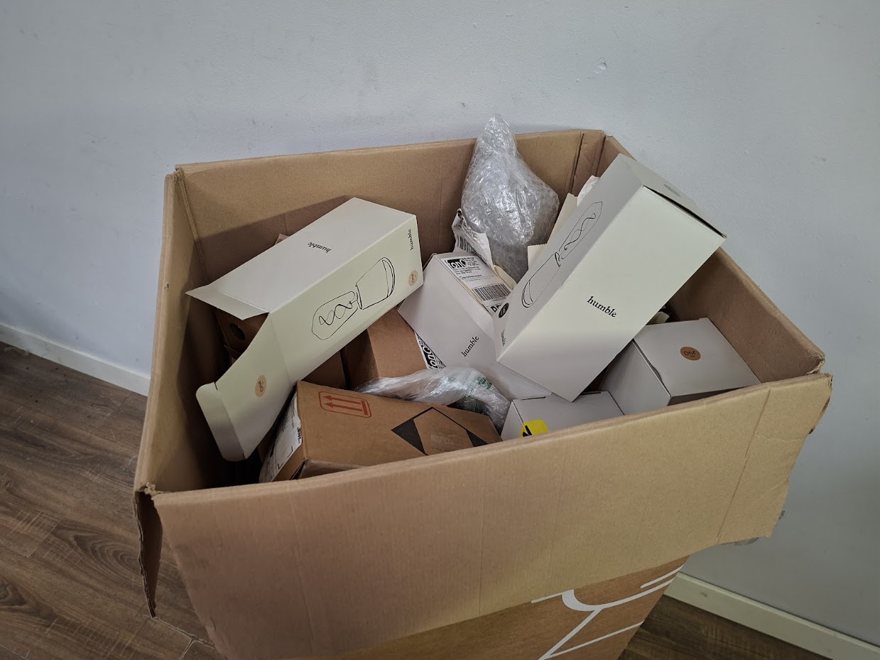 Grote Doos met Defecte FONQ Retouren – foto 3 – kavel bij GSD Auctions, Zoeterwoude