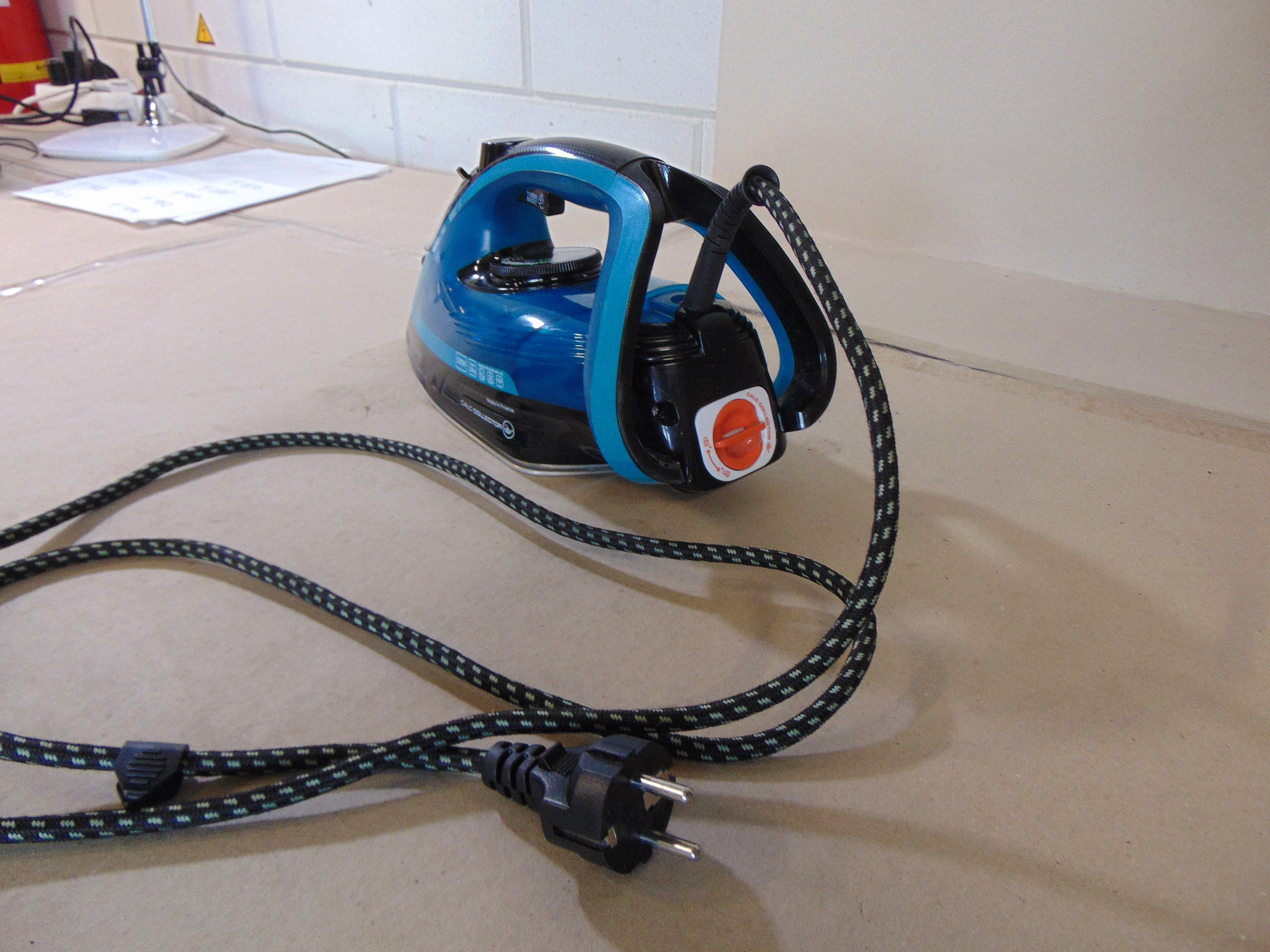Calor Ultragliss Anti-Calc Plus FV6832C0 Stoomstrijkijzer – foto 3 – kavel bij GSD Auctions, Zoeterwoude