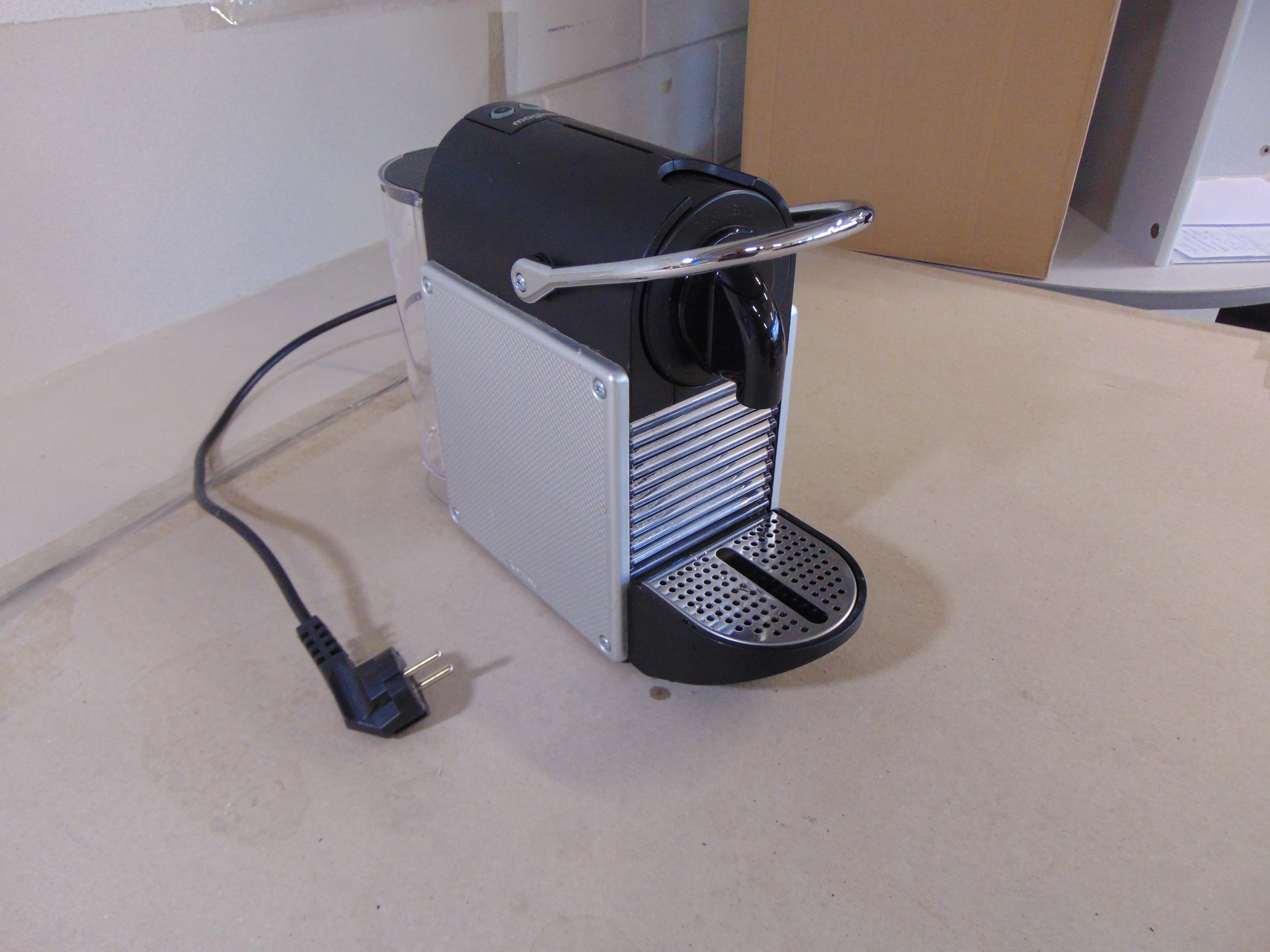 Magimix Pixie M112 Metal Grey Nespressomachine – foto 2 – kavel bij GSD Auctions, Zoeterwoude