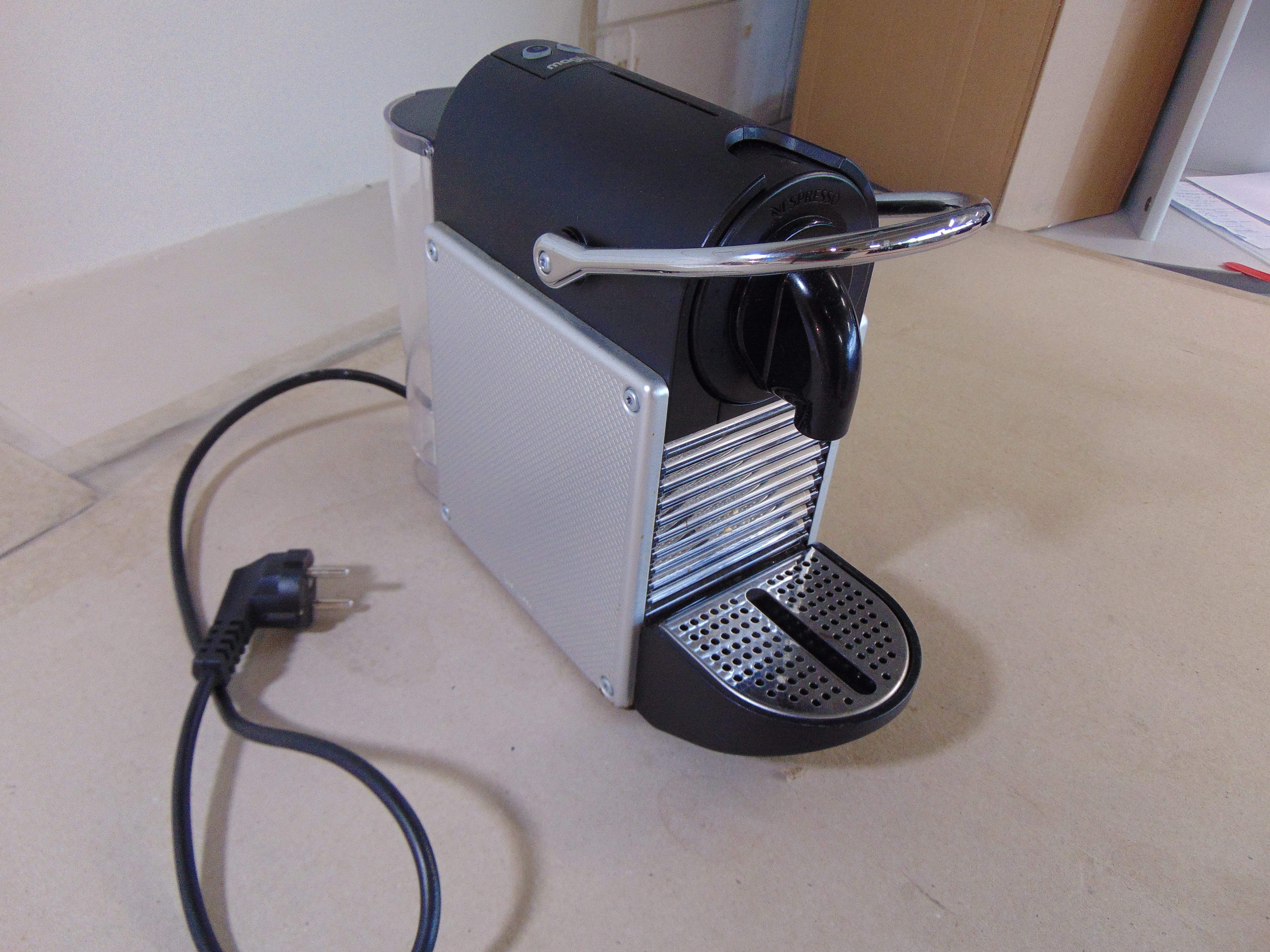 Magimix Pixie M112 Metal Grey Nespressomachine – foto 2 – kavel bij GSD Auctions, Zoeterwoude