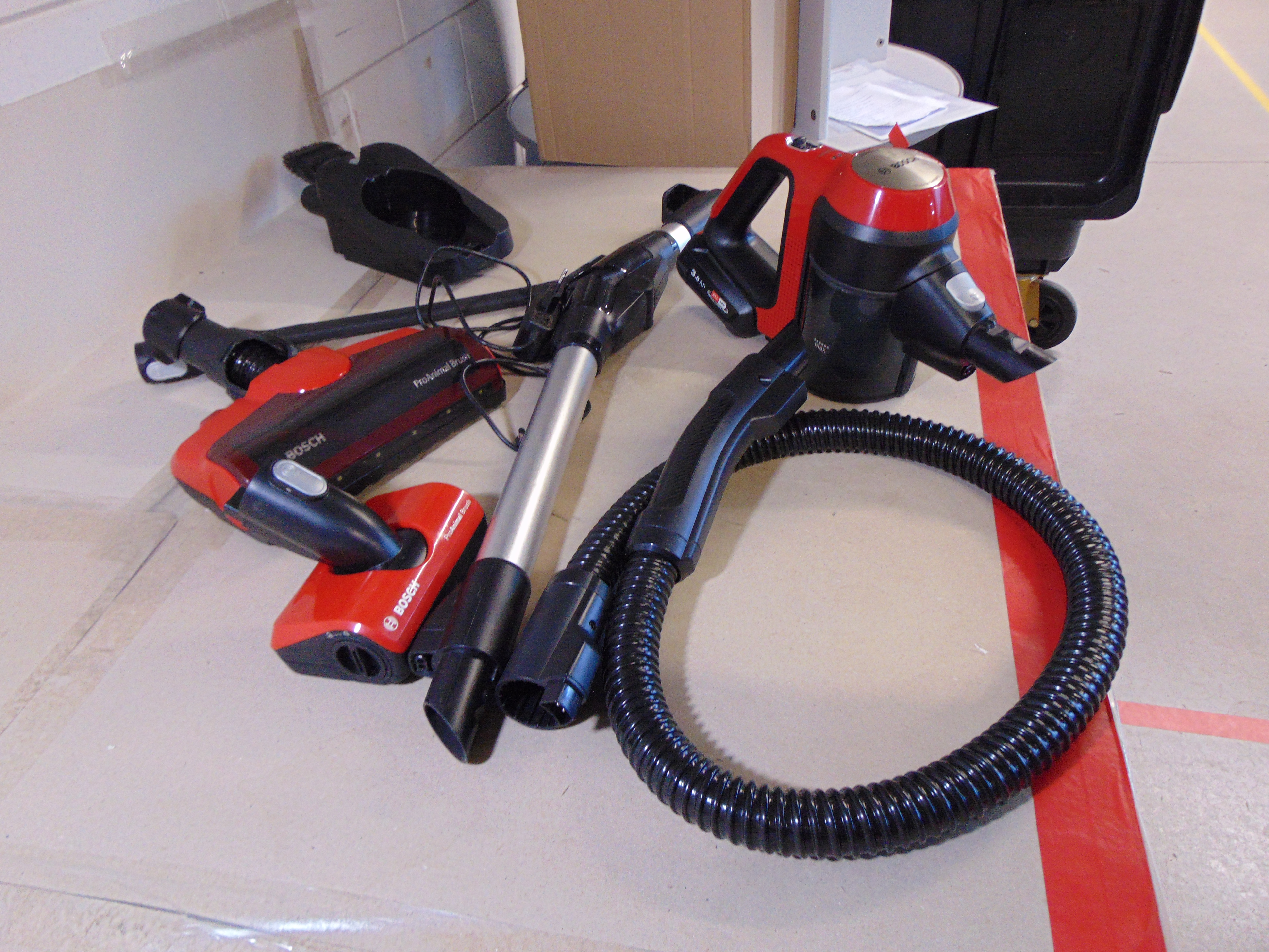 Bosch BCS711PET Unlimited 7 Rood Steelstofzuiger – foto 2 – kavel bij GSD Auctions, Zoeterwoude