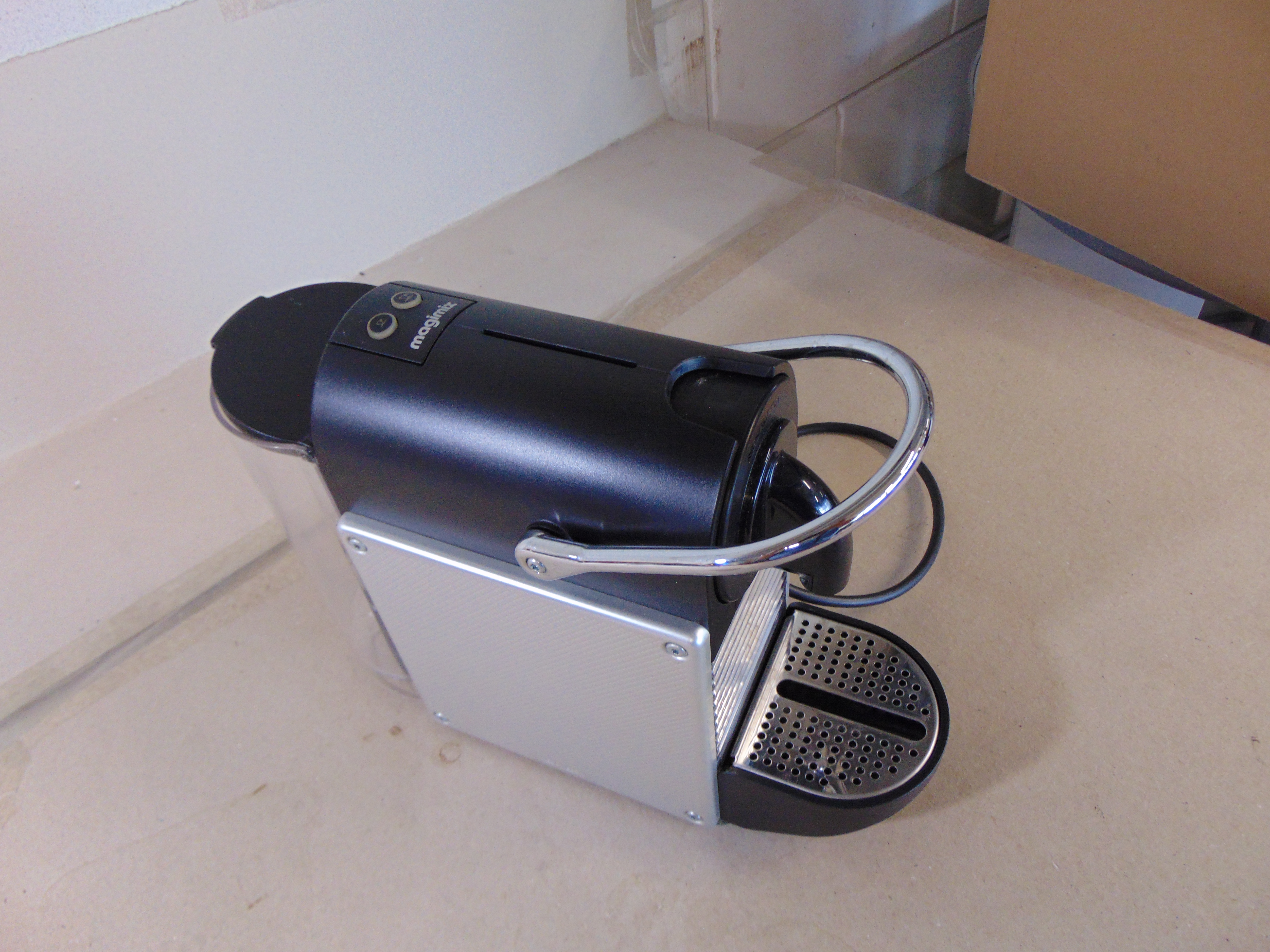 Magimix Pixie M112 Metal Grey Nespressomachine – foto 2 – kavel bij GSD Auctions, Zoeterwoude