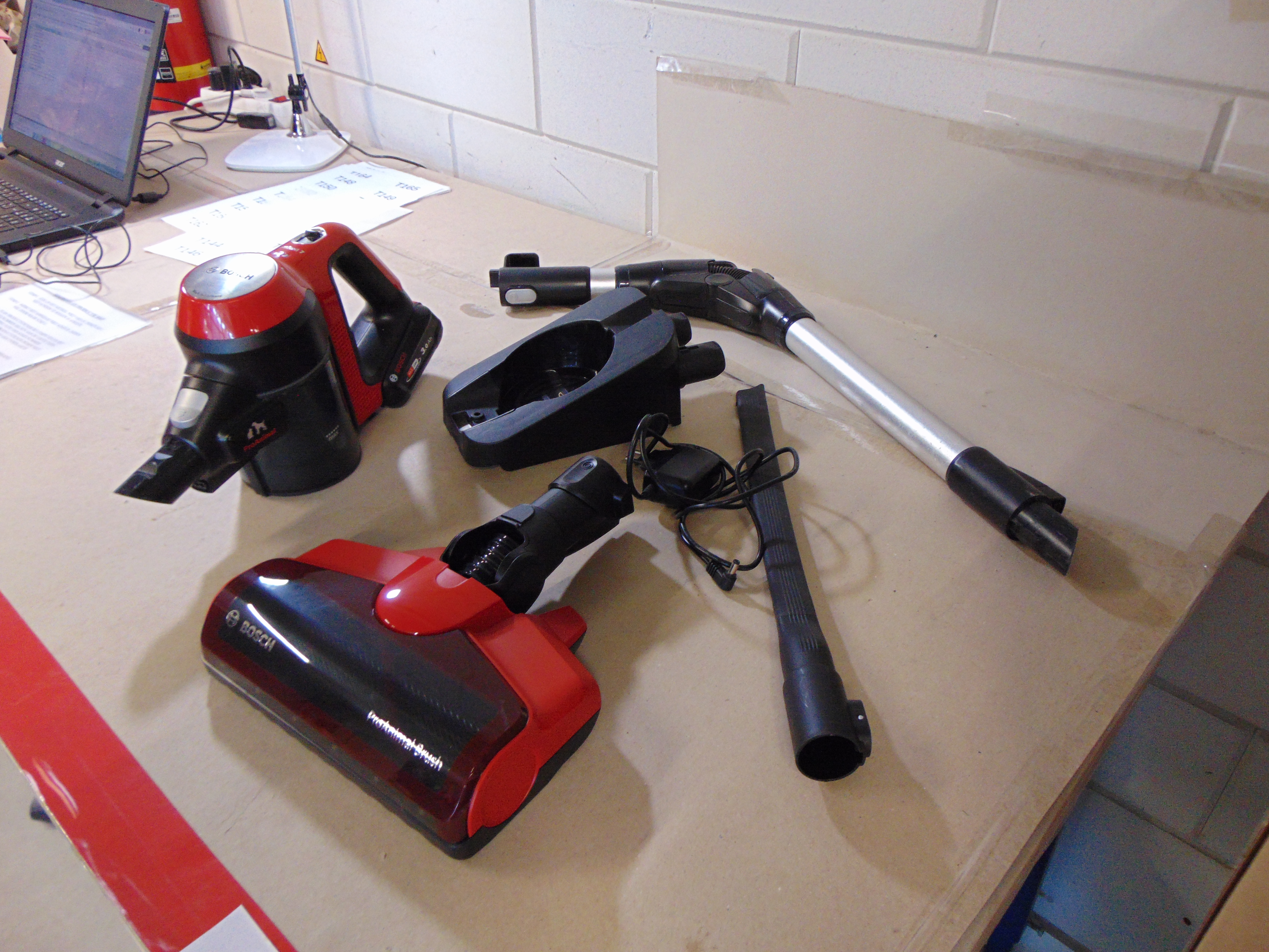 Bosch BCS711PET Unlimited 7 Rood Steelstofzuiger – foto 2 – kavel bij GSD Auctions, Zoeterwoude