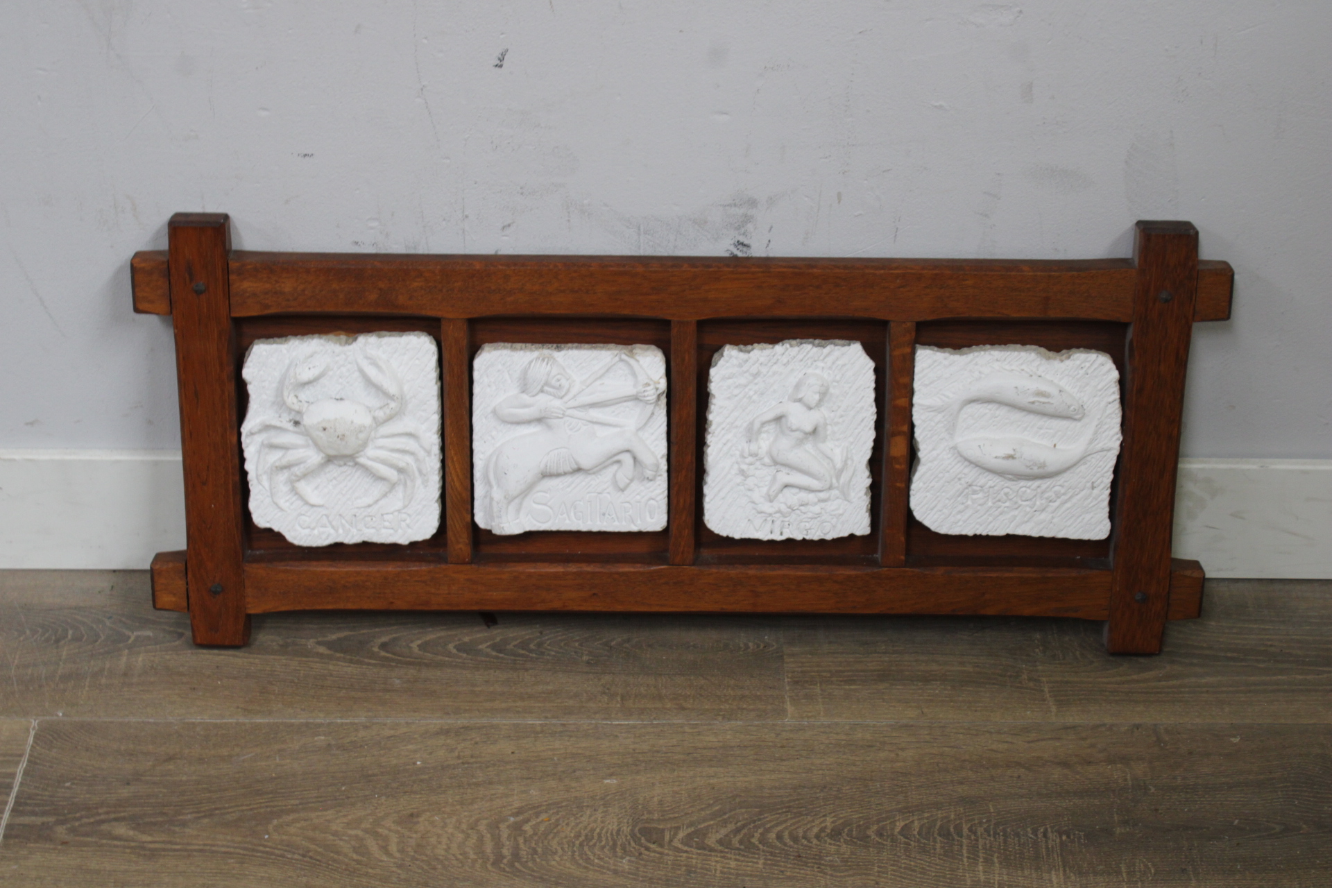 Houten lijst met vier reliëfs van sterrenbeelden'' – foto 2 – kavel bij GSD Auctions, Zoeterwoude