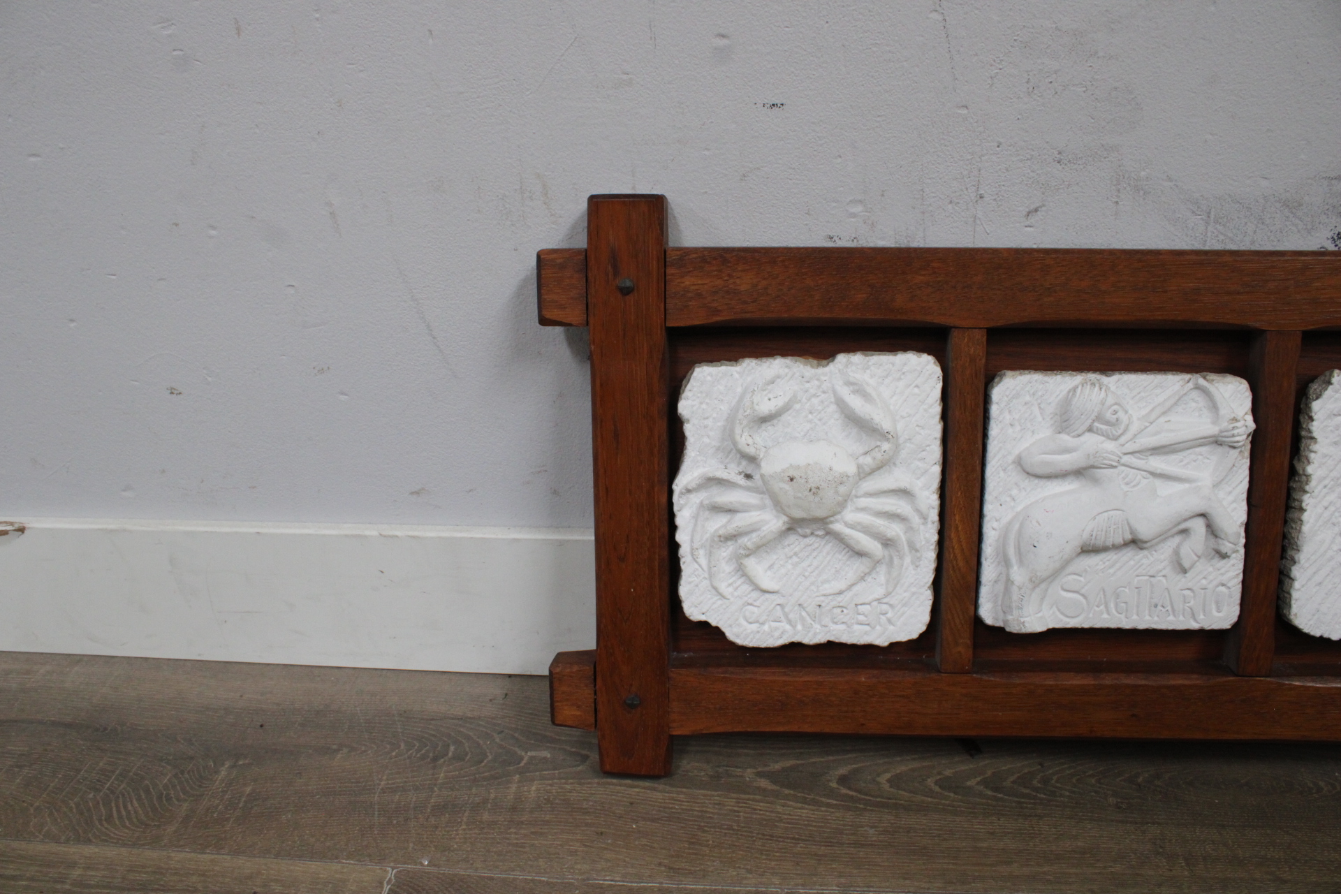 Houten lijst met vier reliëfs van sterrenbeelden'' – foto 7 – kavel bij GSD Auctions, Zoeterwoude