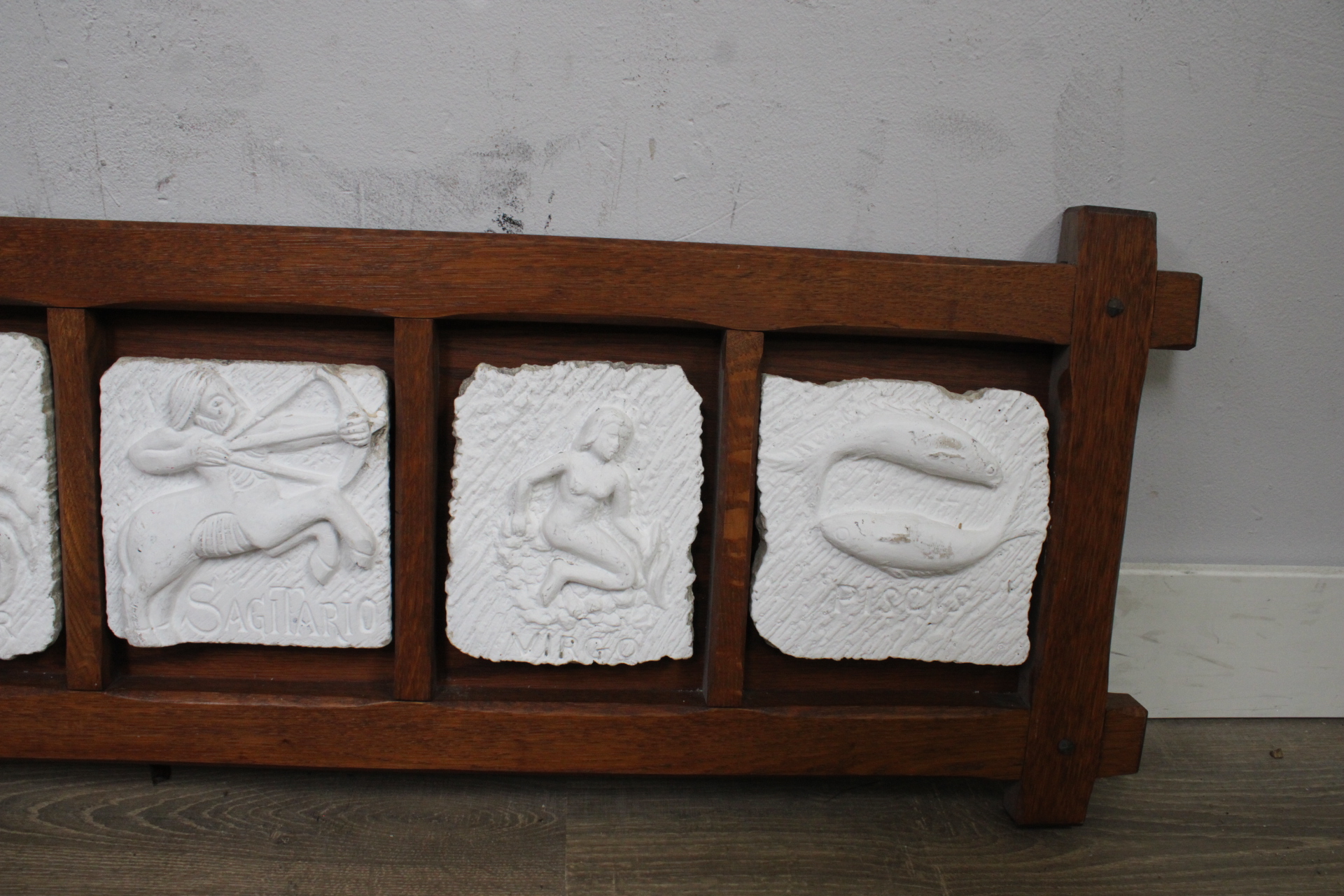 Houten lijst met vier reliëfs van sterrenbeelden'' – foto 8 – kavel bij GSD Auctions, Zoeterwoude