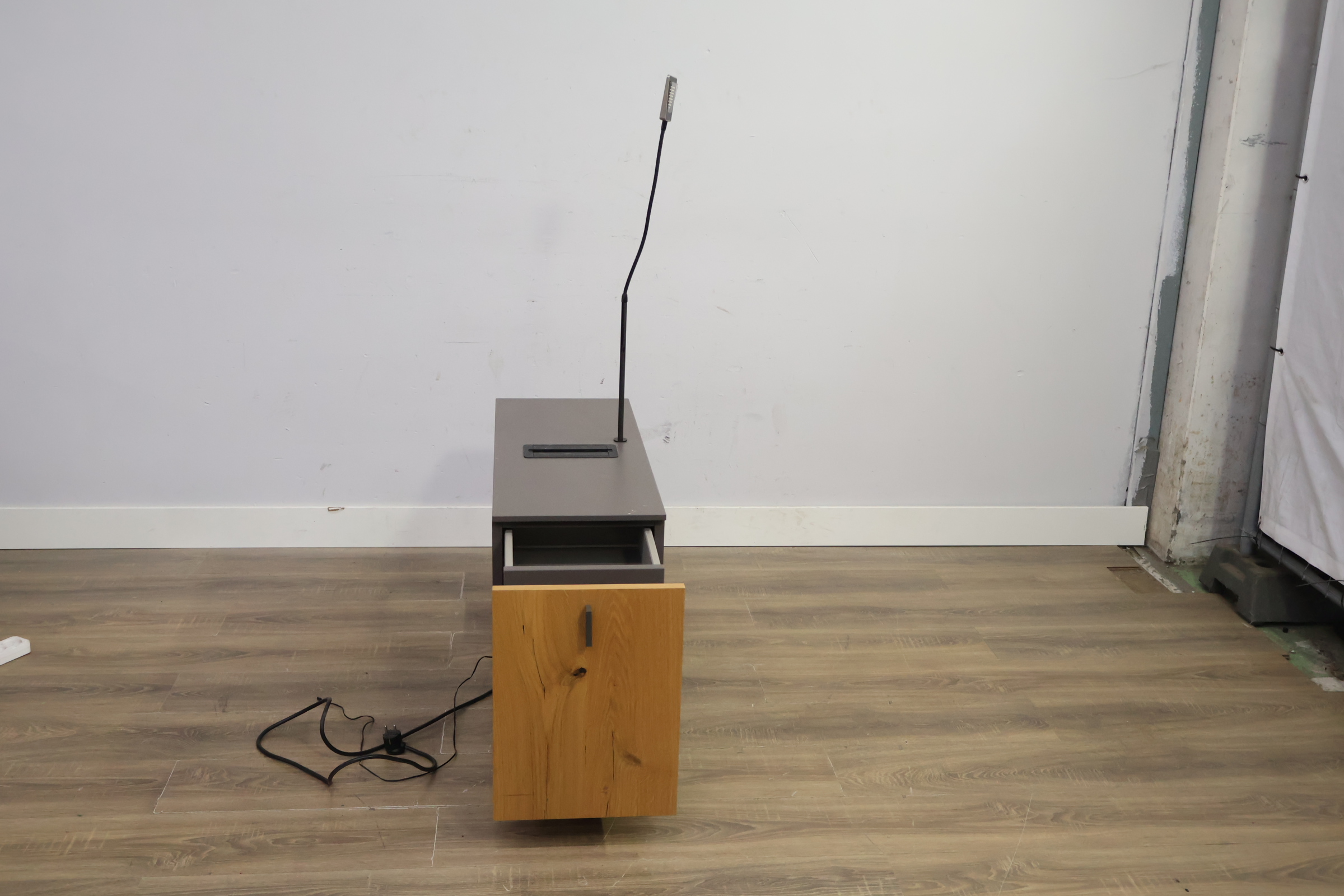 Computerkast met (USB)Stroomaansluiting'' – foto 3 – kavel bij GSD Auctions, Zoeterwoude