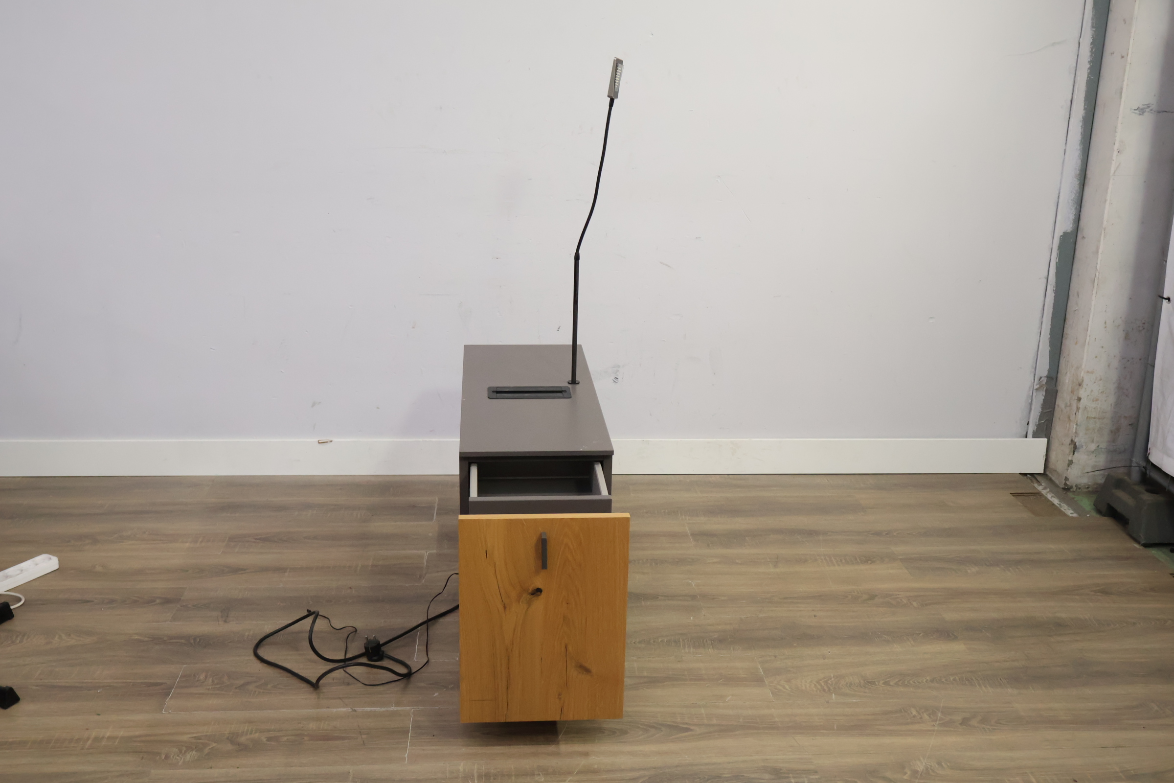 Computerkast met (USB)Stroomaansluiting'' – foto 4 – kavel bij GSD Auctions, Zoeterwoude