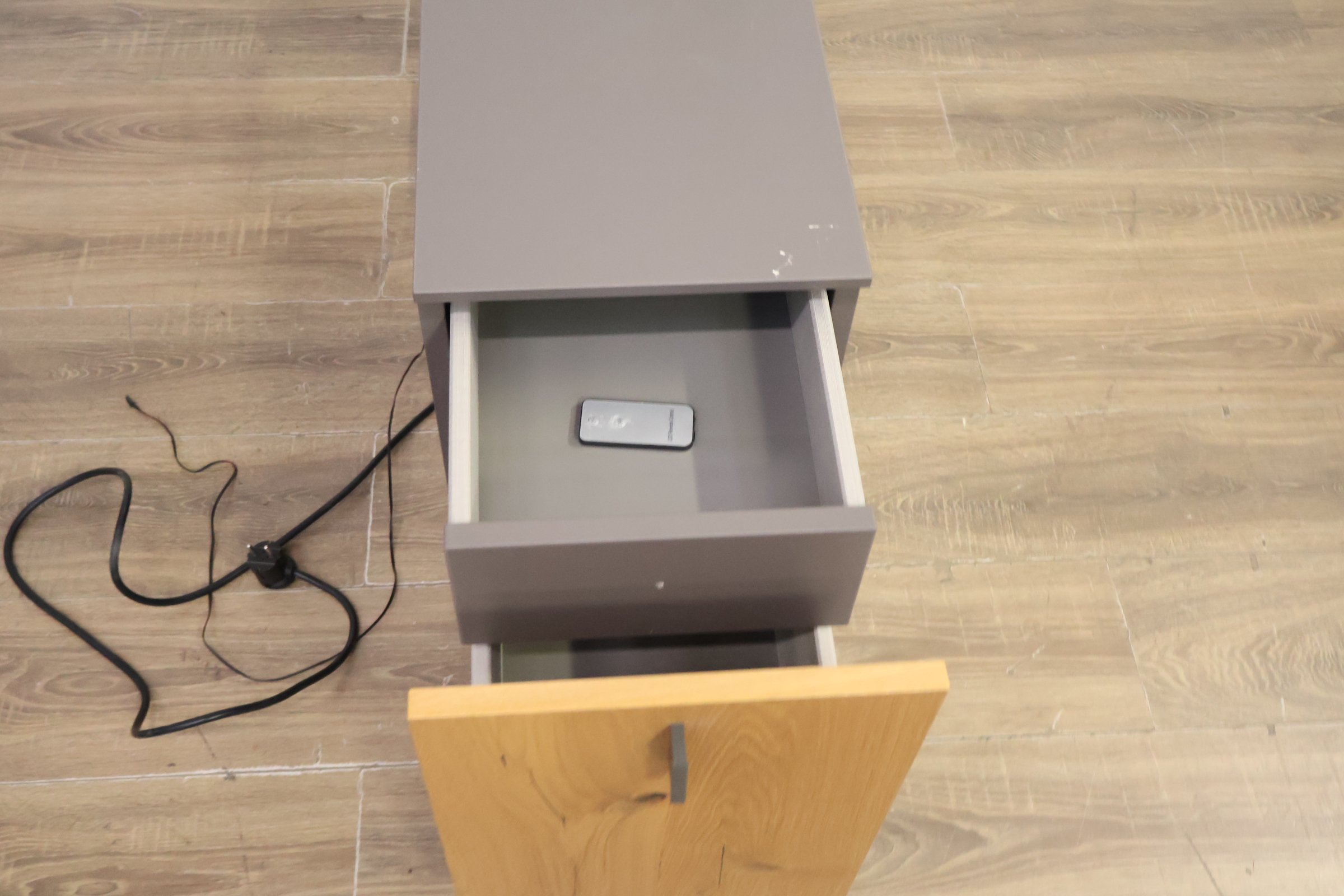 Computerkast met (USB)Stroomaansluiting'' – foto 5 – kavel bij GSD Auctions, Zoeterwoude