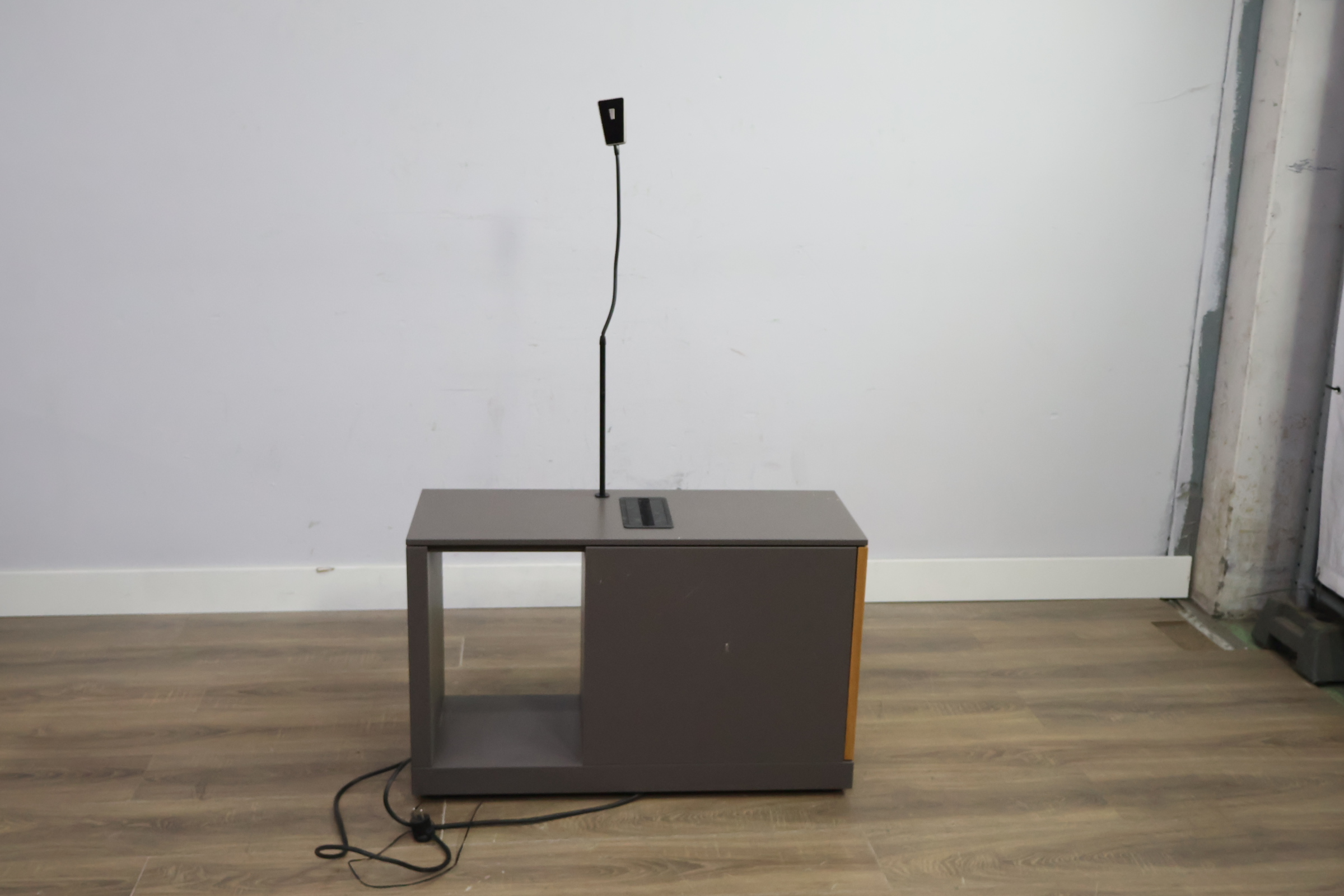 Computerkast met (USB)Stroomaansluiting'' – foto 8 – kavel bij GSD Auctions, Zoeterwoude