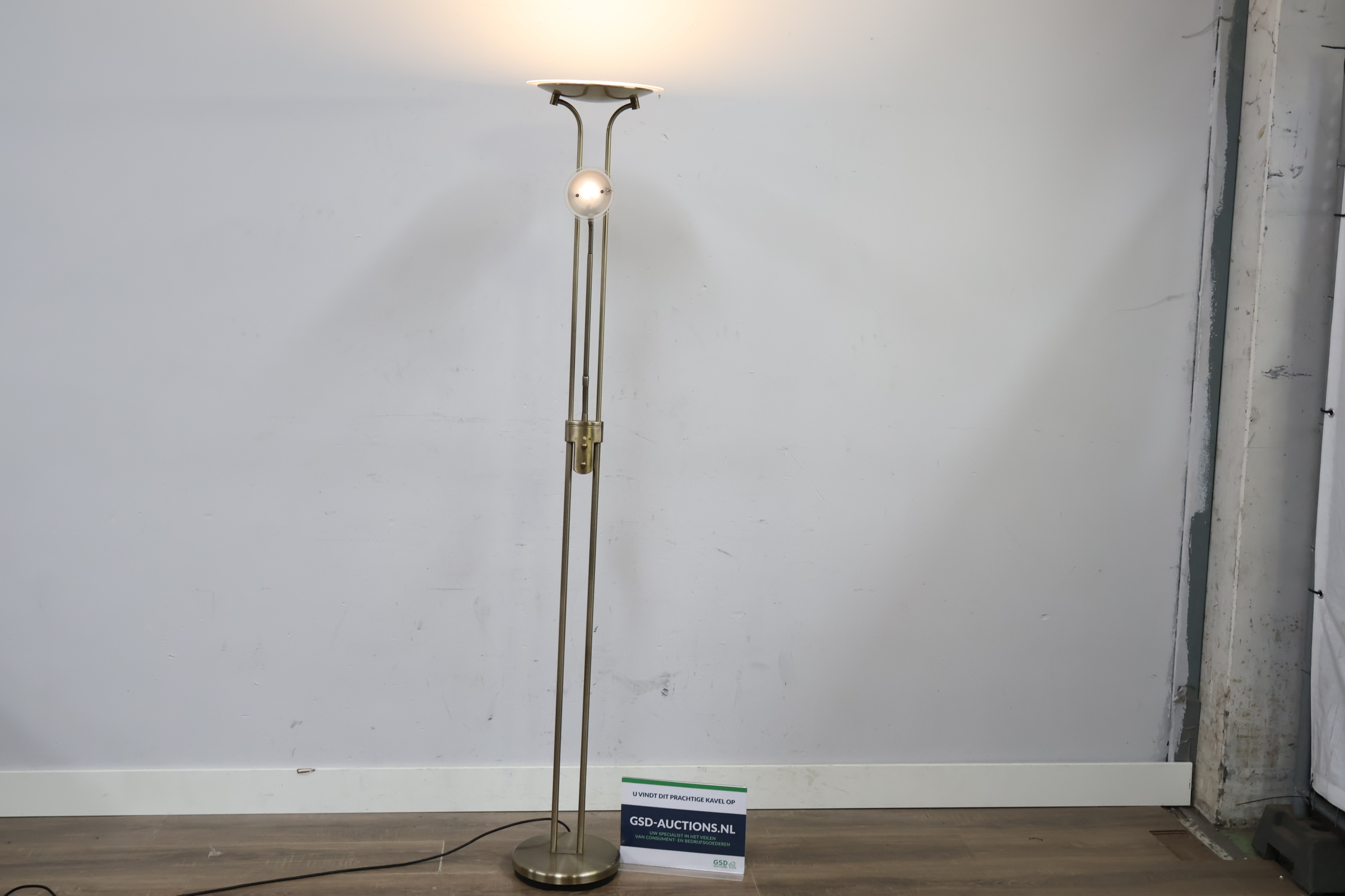 Staande uplight leeslamp'' – kavel bij GSD Auctions, Zoeterwoude