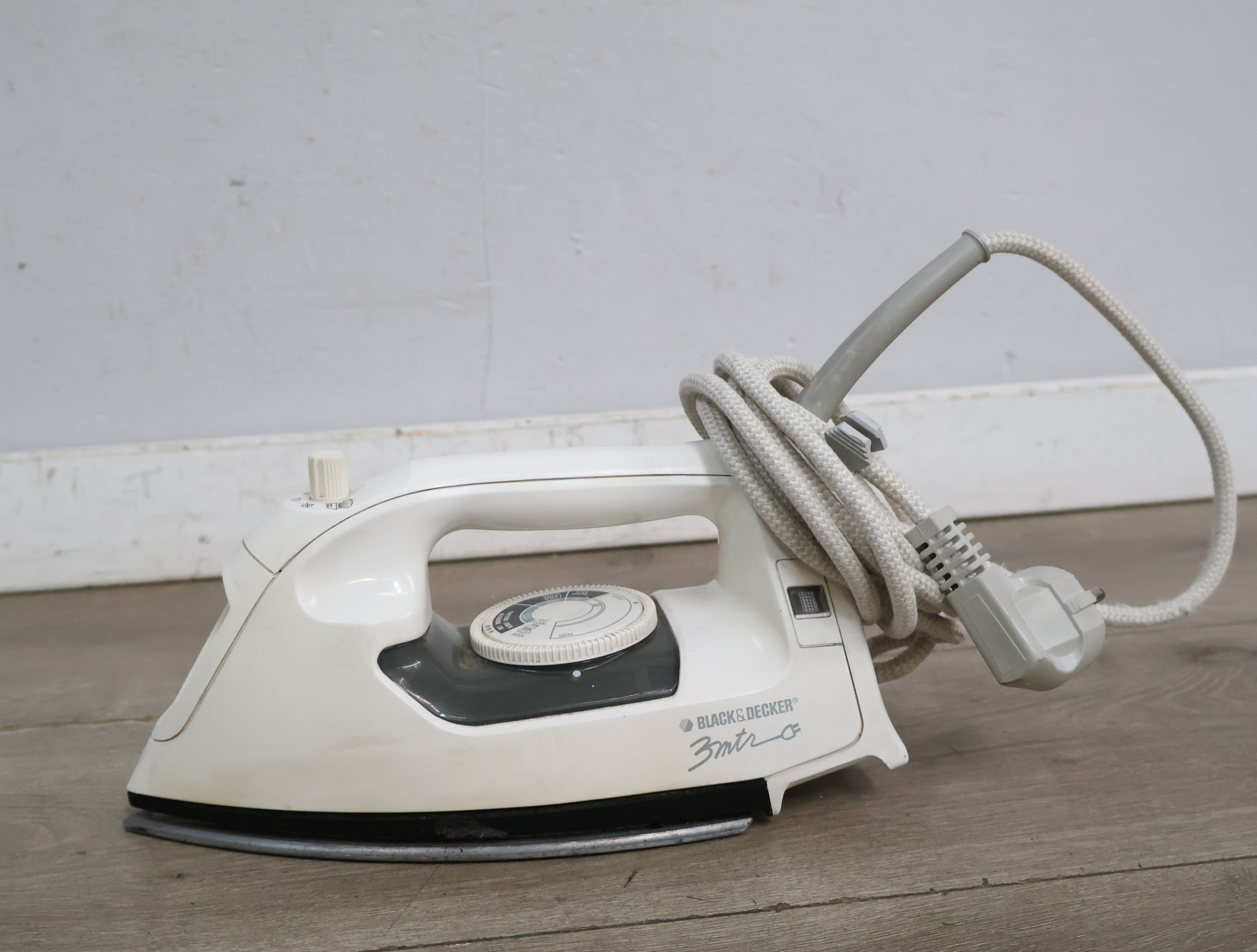 Elektrisch strijkijzer met snoer - Black & Decker'' – foto 2 – kavel bij GSD Auctions, Zoeterwoude