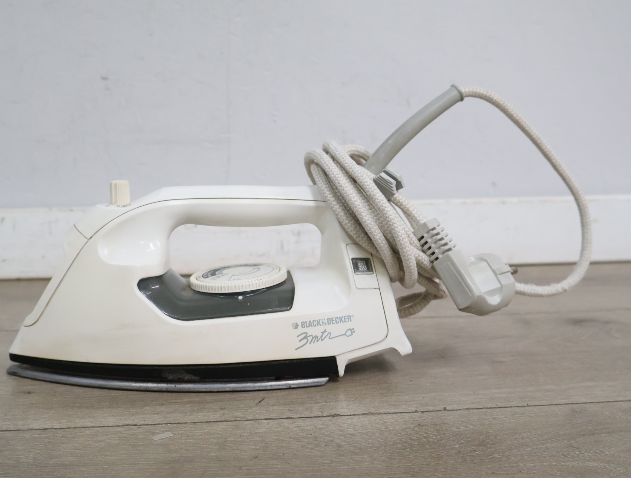 Elektrisch strijkijzer met snoer - Black & Decker'' – foto 3 – kavel bij GSD Auctions, Zoeterwoude
