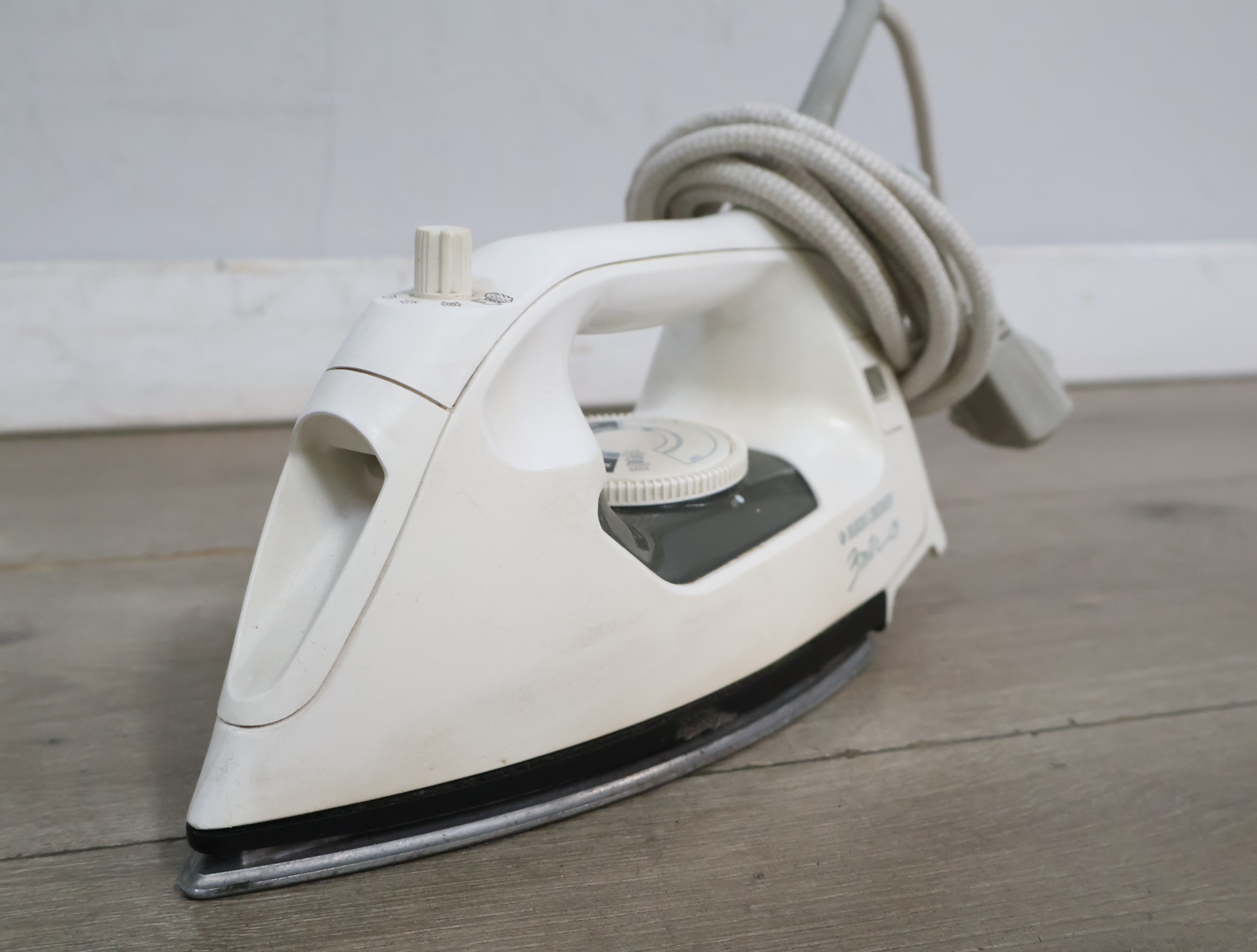 Elektrisch strijkijzer met snoer - Black & Decker'' – foto 4 – kavel bij GSD Auctions, Zoeterwoude