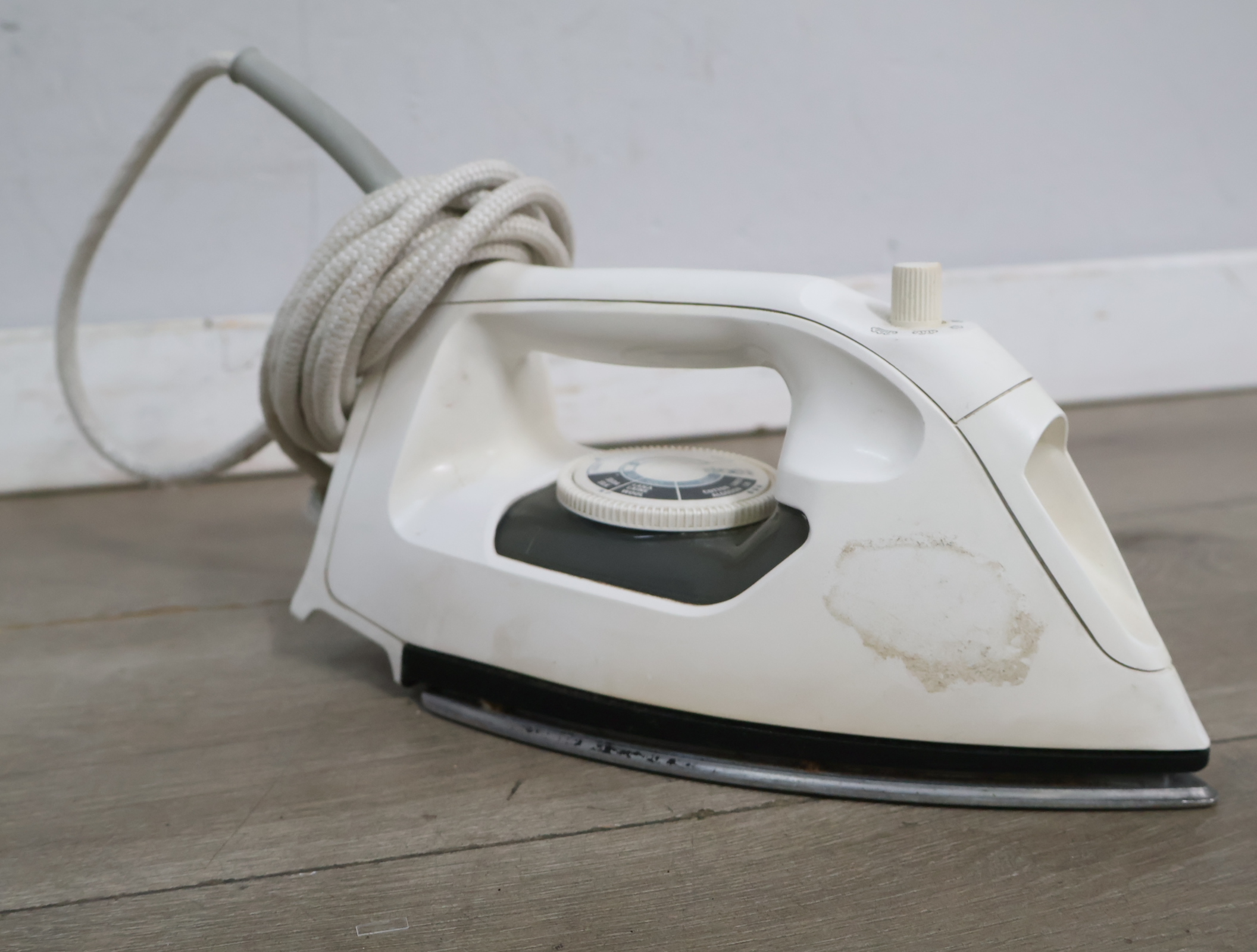 Elektrisch strijkijzer met snoer - Black & Decker'' – foto 5 – kavel bij GSD Auctions, Zoeterwoude