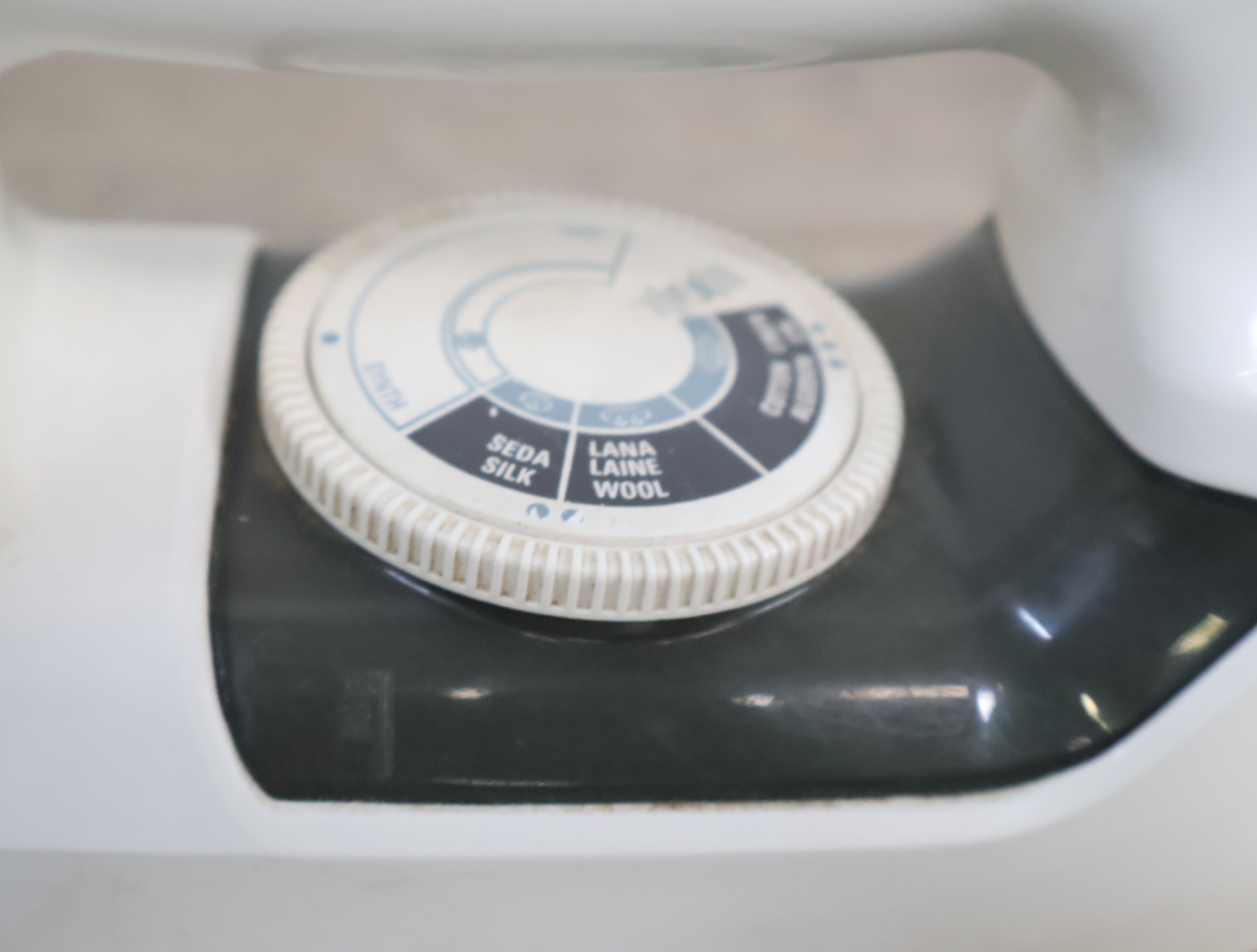 Elektrisch strijkijzer met snoer - Black & Decker'' – foto 7 – kavel bij GSD Auctions, Zoeterwoude