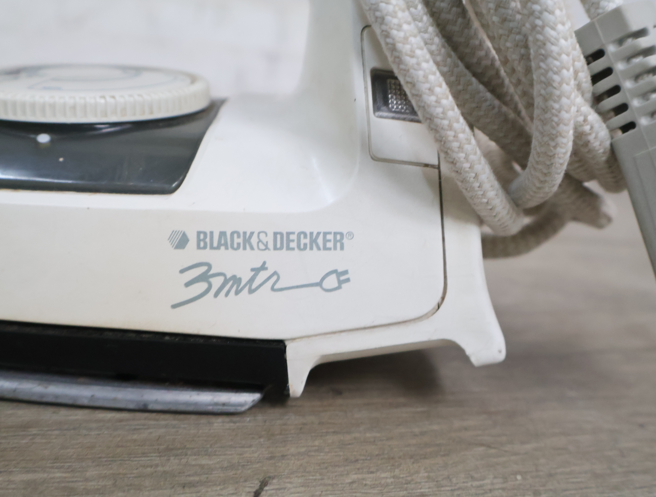 Elektrisch strijkijzer met snoer - Black & Decker'' – foto 9 – kavel bij GSD Auctions, Zoeterwoude