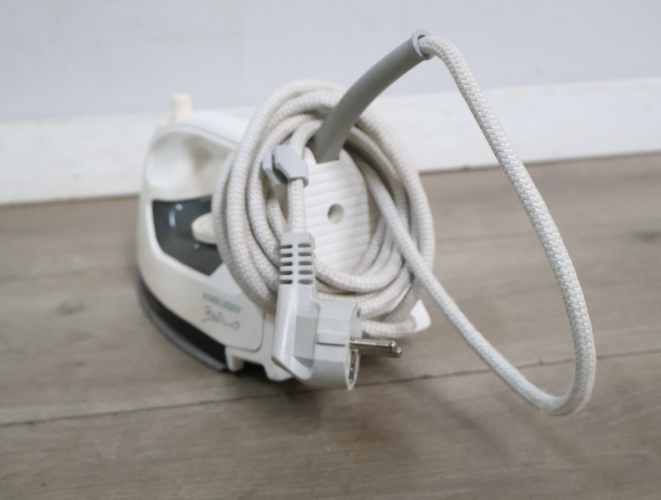 Elektrisch strijkijzer met snoer - Black & Decker'' – foto 10 – kavel bij GSD Auctions, Zoeterwoude