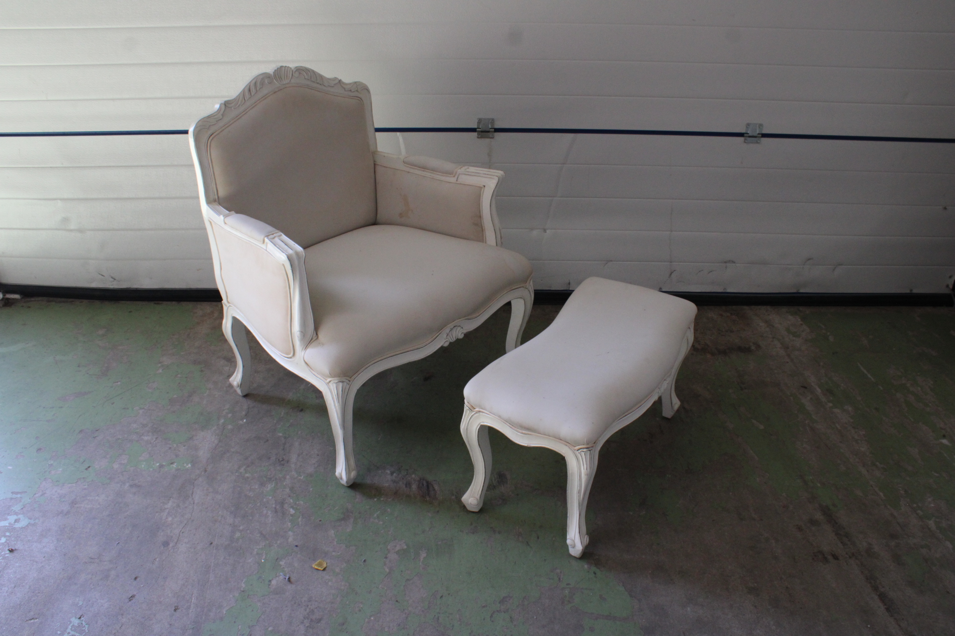 Brocante Witte fauteuil met voetenbank'' – foto 2 – kavel bij GSD Auctions, Zoeterwoude
