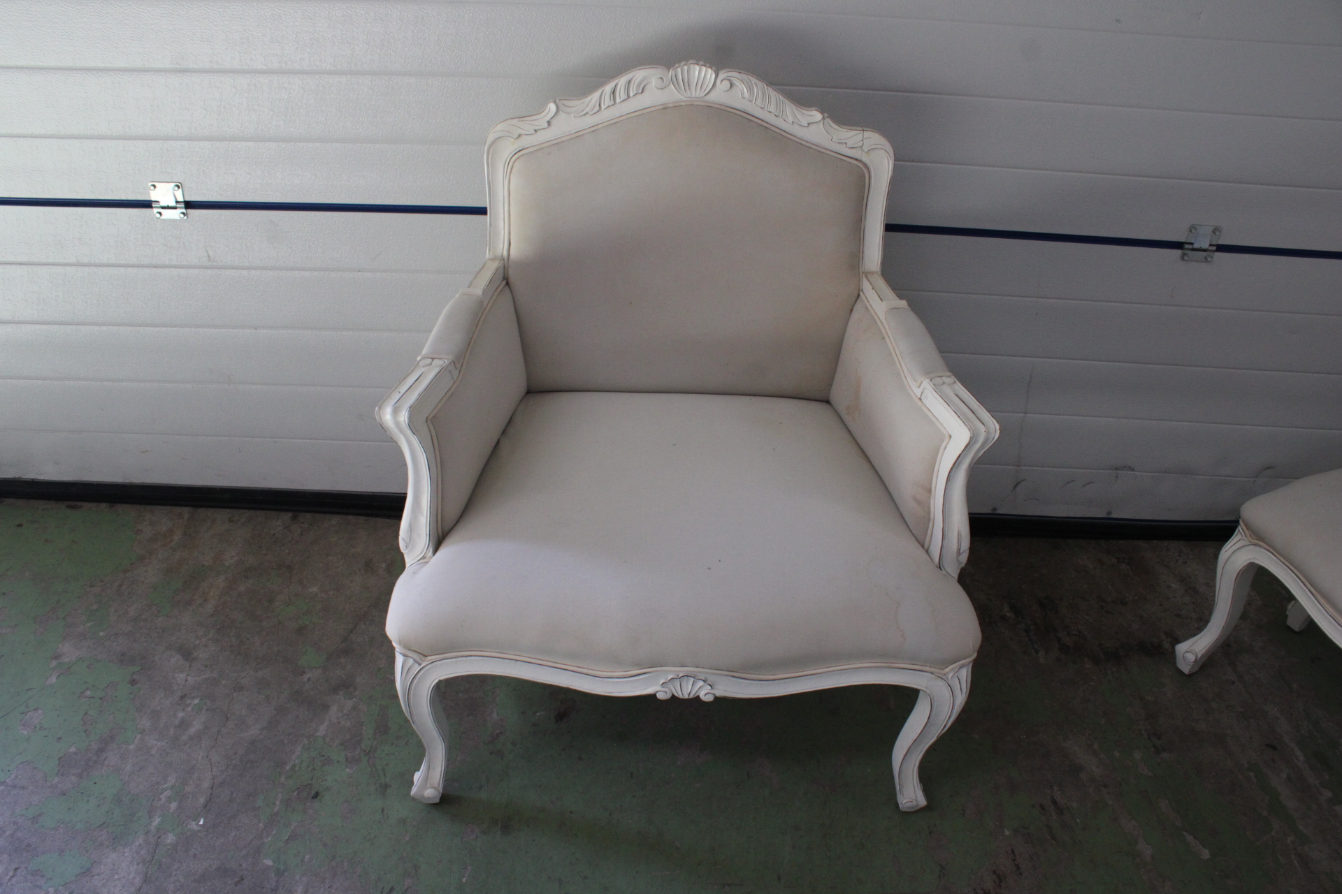 Brocante Witte fauteuil met voetenbank'' – foto 3 – kavel bij GSD Auctions, Zoeterwoude