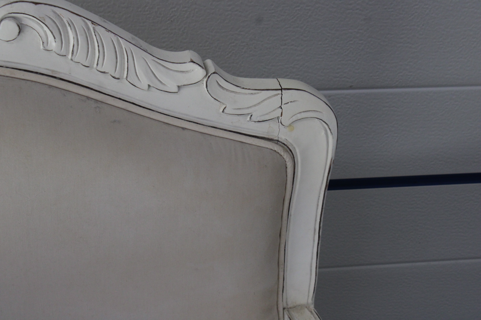 Brocante Witte fauteuil met voetenbank'' – foto 6 – kavel bij GSD Auctions, Zoeterwoude