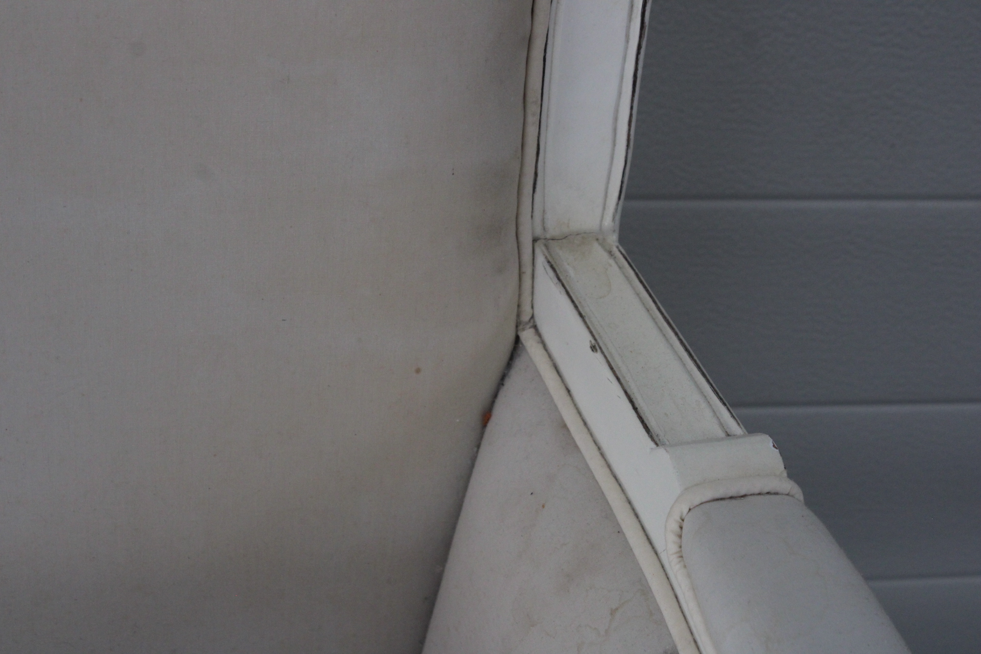 Brocante Witte fauteuil met voetenbank'' – foto 7 – kavel bij GSD Auctions, Zoeterwoude