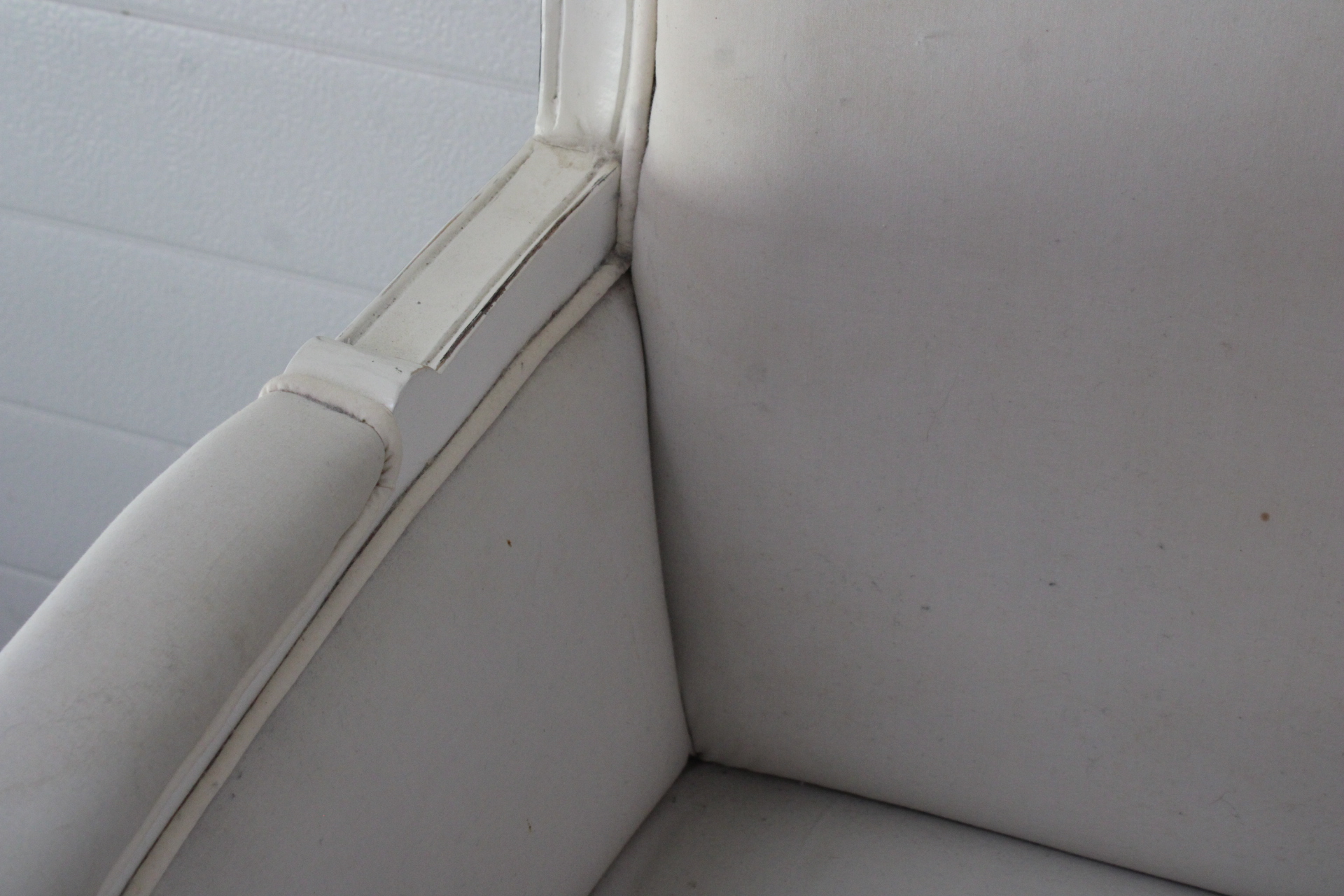 Brocante Witte fauteuil met voetenbank'' – foto 8 – kavel bij GSD Auctions, Zoeterwoude