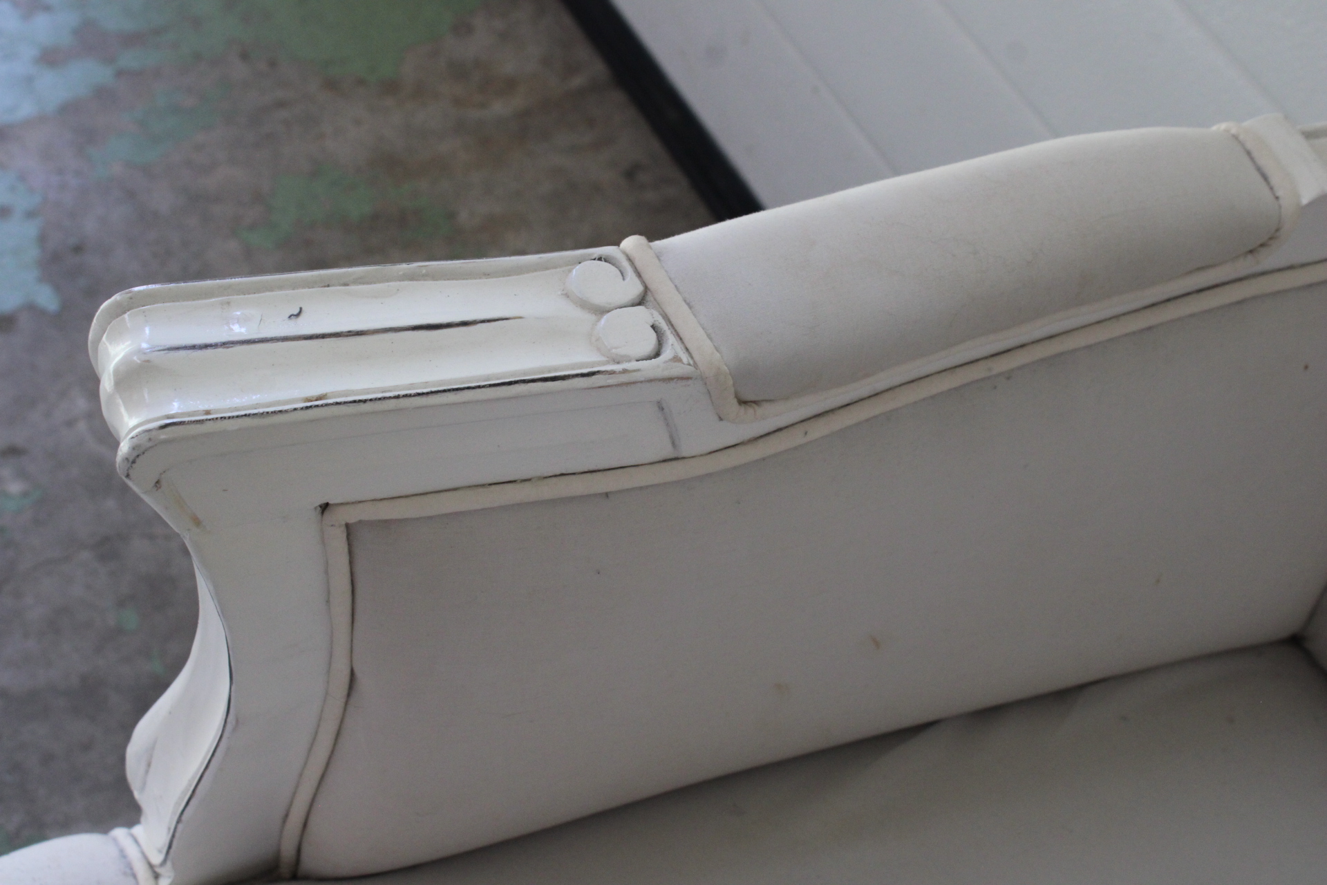 Brocante Witte fauteuil met voetenbank'' – foto 9 – kavel bij GSD Auctions, Zoeterwoude