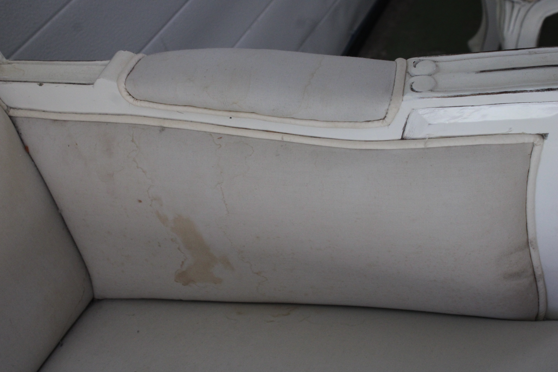 Brocante Witte fauteuil met voetenbank'' – foto 10 – kavel bij GSD Auctions, Zoeterwoude