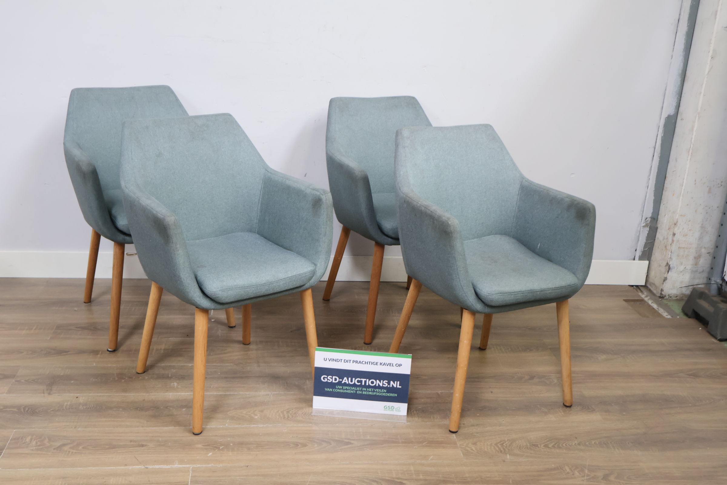 Set van vier moderne stoffen eetkamerstoelen'' – foto 2 – kavel bij GSD Auctions, Zoeterwoude