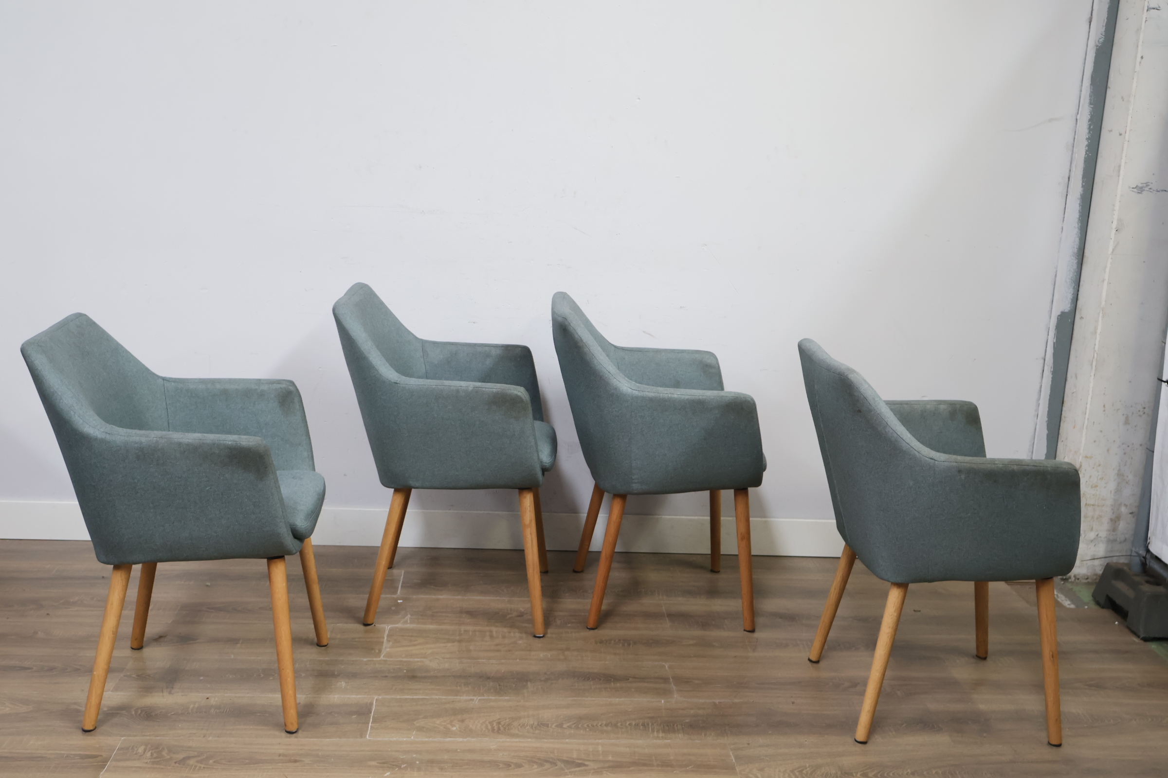 Set van vier moderne stoffen eetkamerstoelen'' – foto 3 – kavel bij GSD Auctions, Zoeterwoude