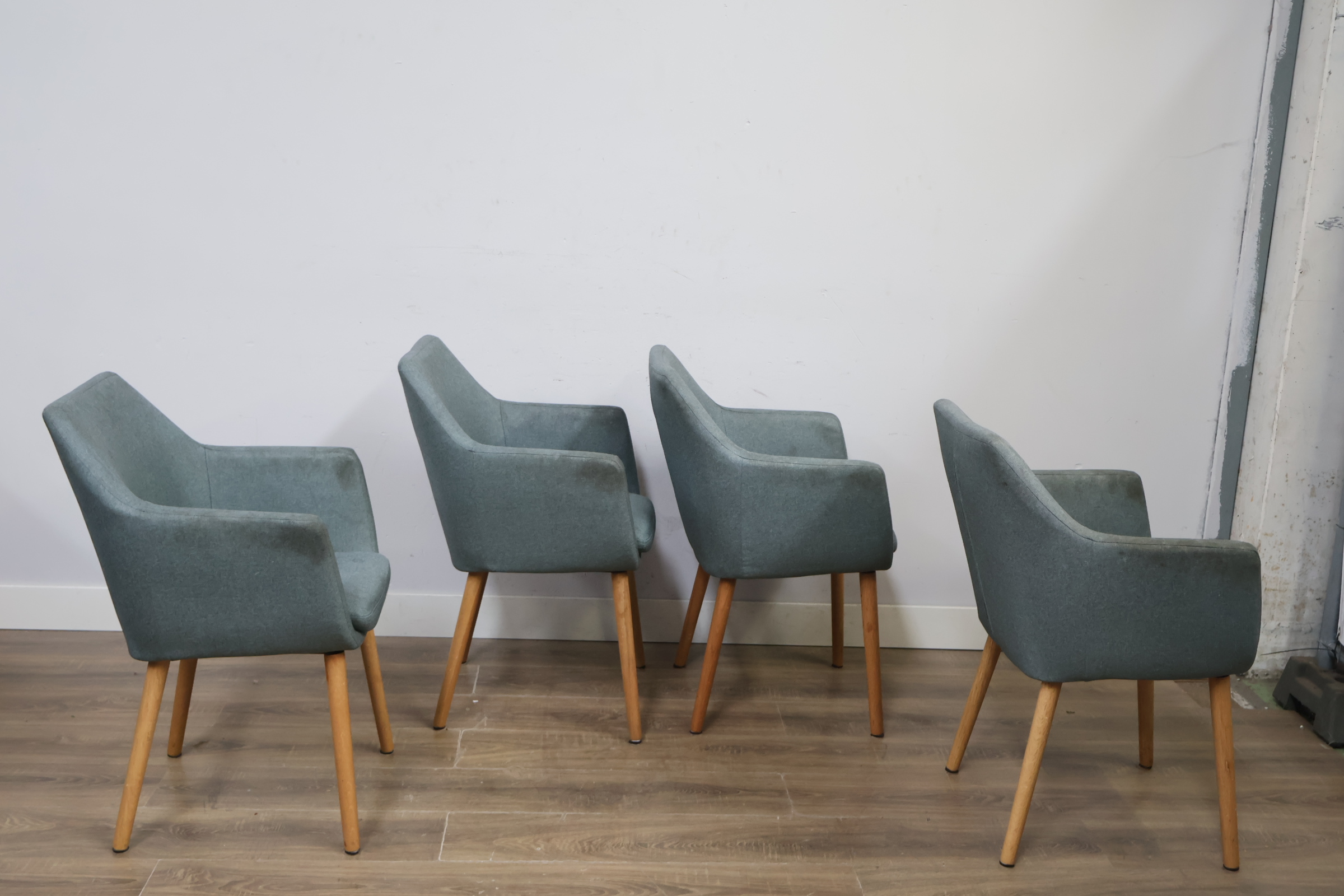 Set van vier moderne stoffen eetkamerstoelen'' – foto 4 – kavel bij GSD Auctions, Zoeterwoude