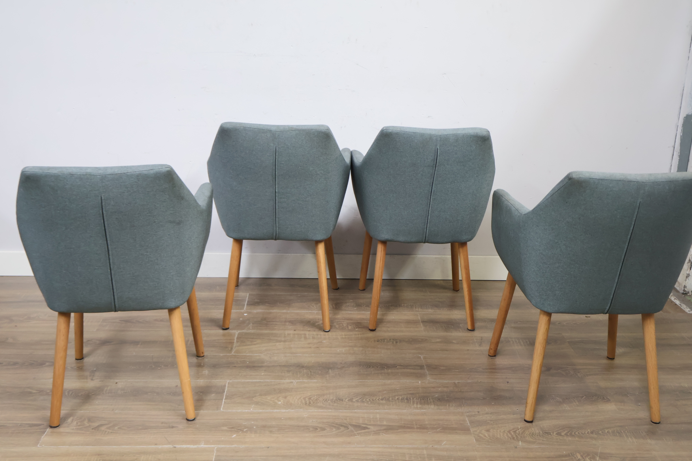 Set van vier moderne stoffen eetkamerstoelen'' – foto 6 – kavel bij GSD Auctions, Zoeterwoude