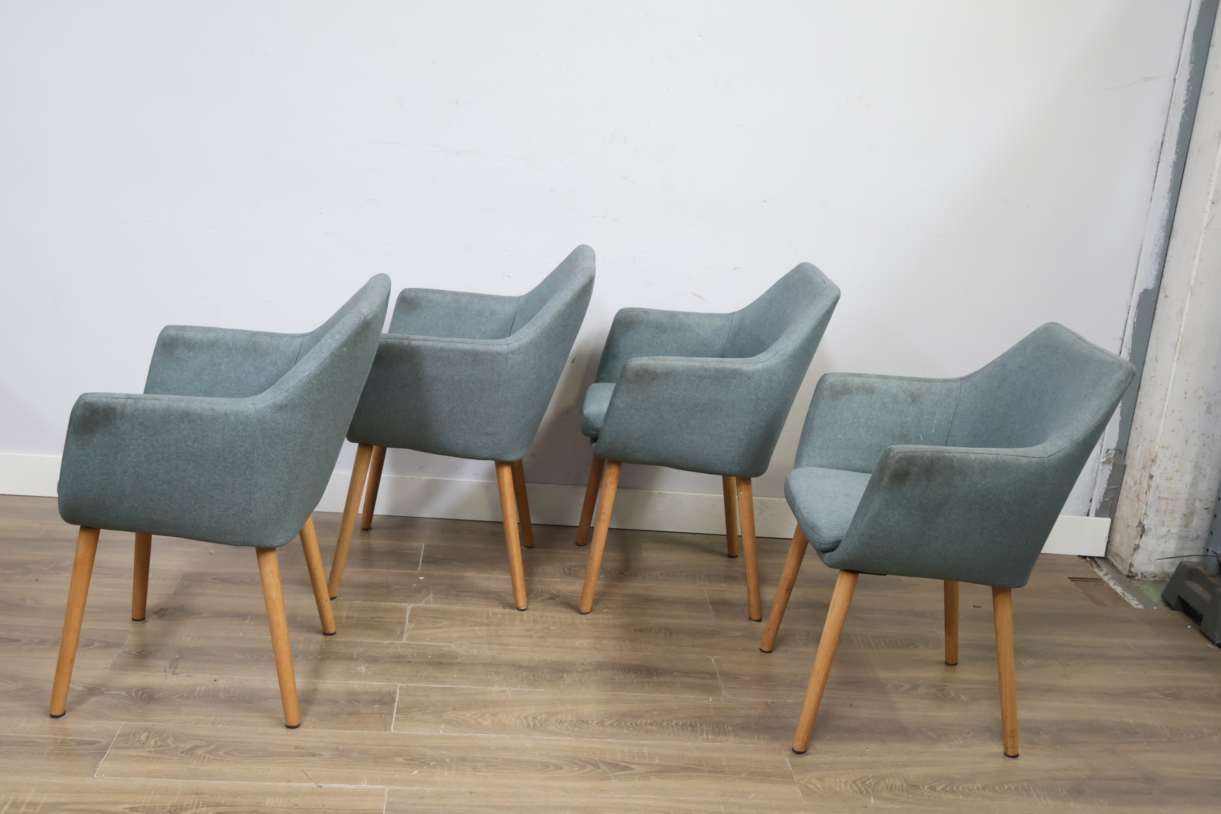 Set van vier moderne stoffen eetkamerstoelen'' – foto 7 – kavel bij GSD Auctions, Zoeterwoude