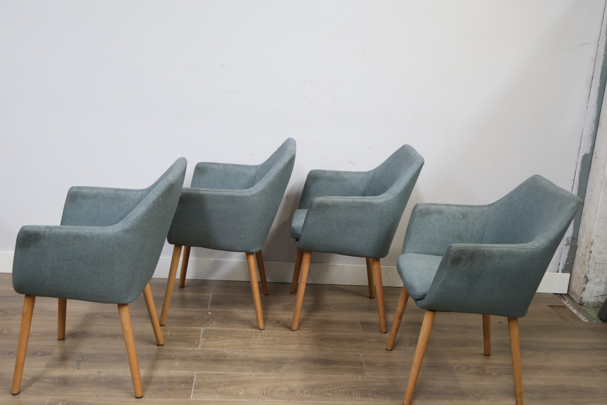 Set van vier moderne stoffen eetkamerstoelen'' – foto 8 – kavel bij GSD Auctions, Zoeterwoude