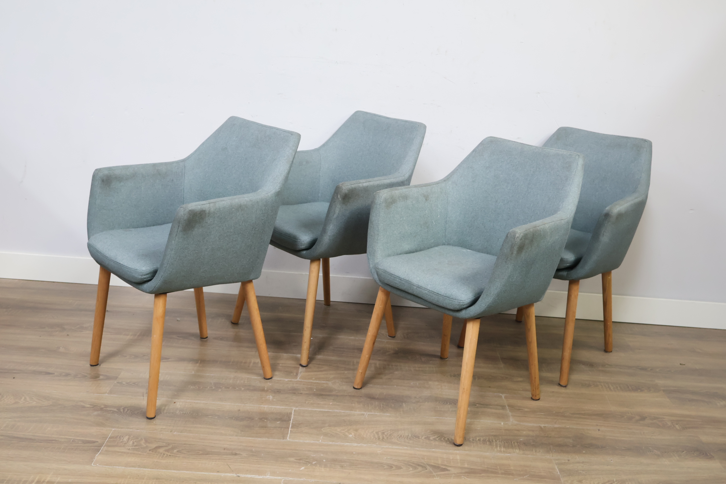 Set van vier moderne stoffen eetkamerstoelen'' – foto 9 – kavel bij GSD Auctions, Zoeterwoude